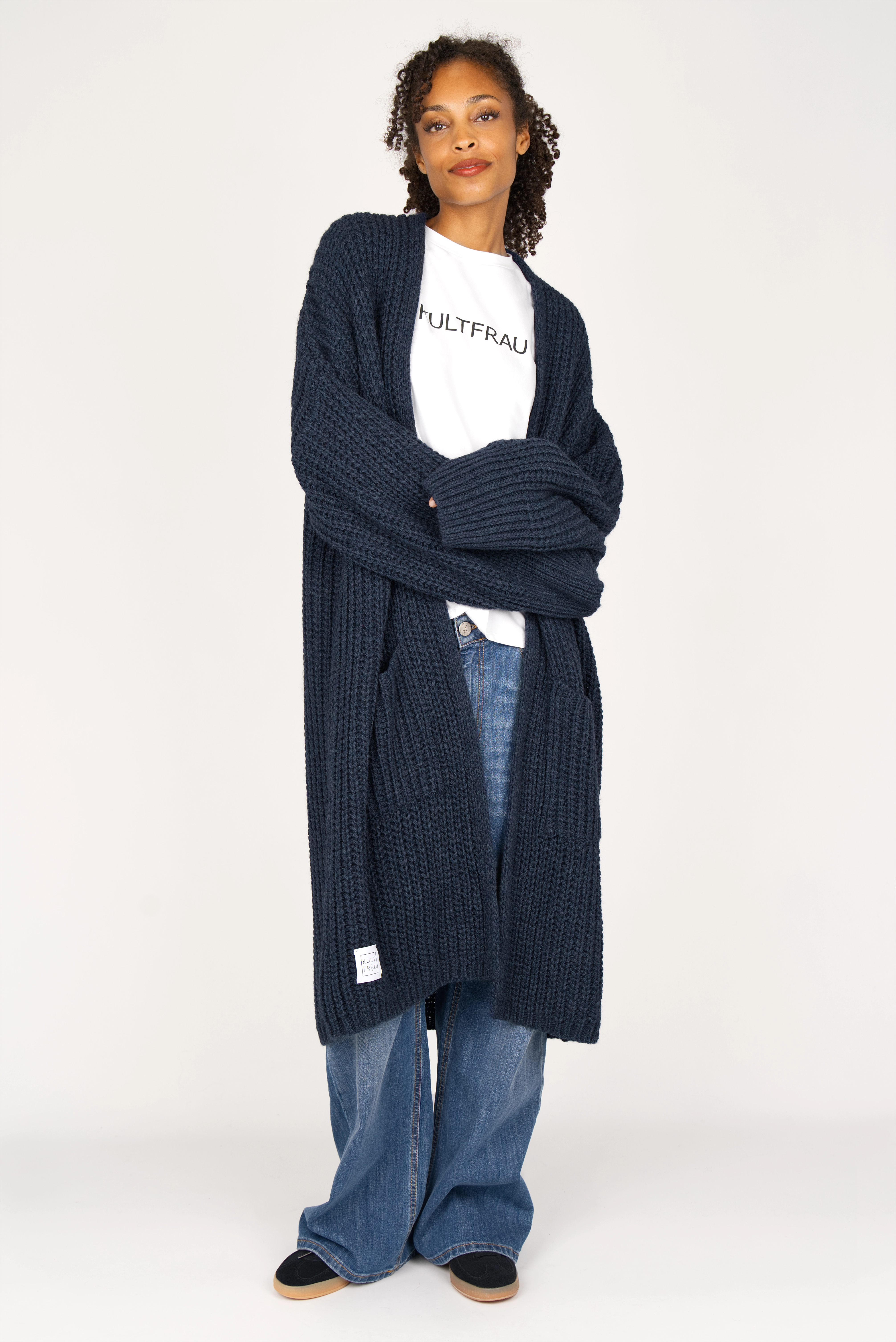 Oversized navy blue LOLLYTA Strickcardigan with relaxed fit and open front, worn by model.