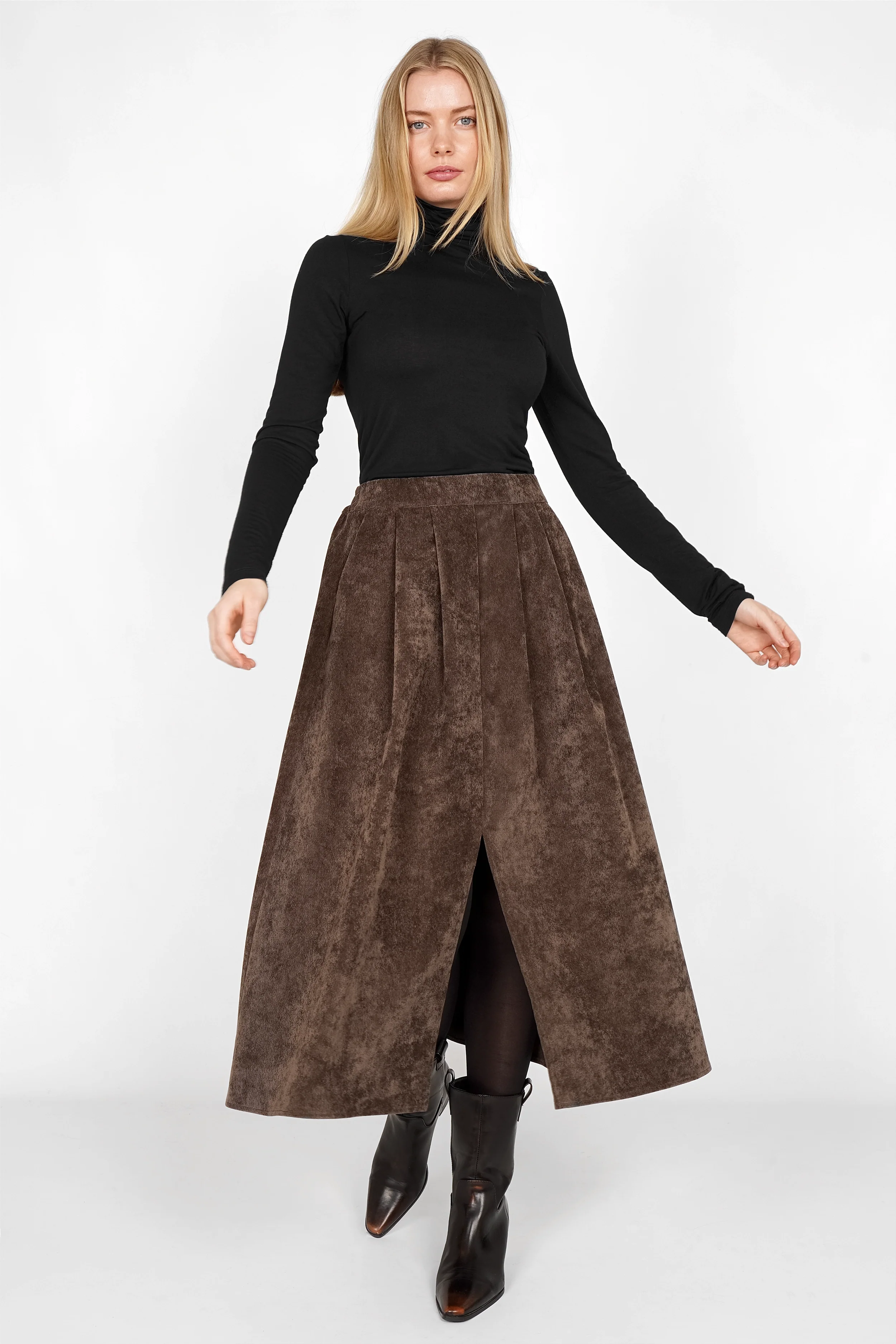Woman wearing brown LORIN Cord-Midirock A-line midi cord skirt with front slit and side pockets