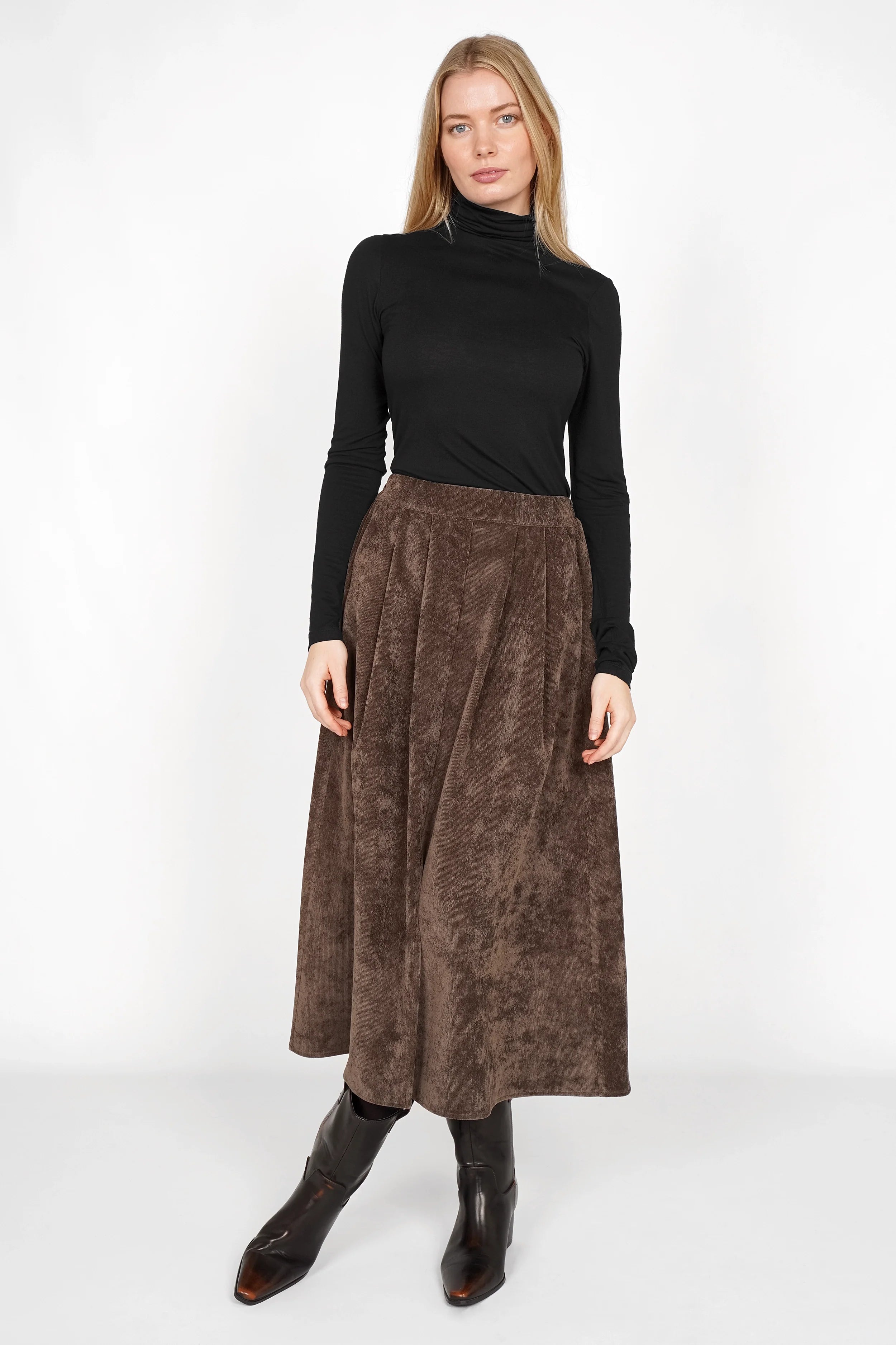 Woman wearing brown LORIN Cord-Midirock A-line midi skirt with front slit and side pockets