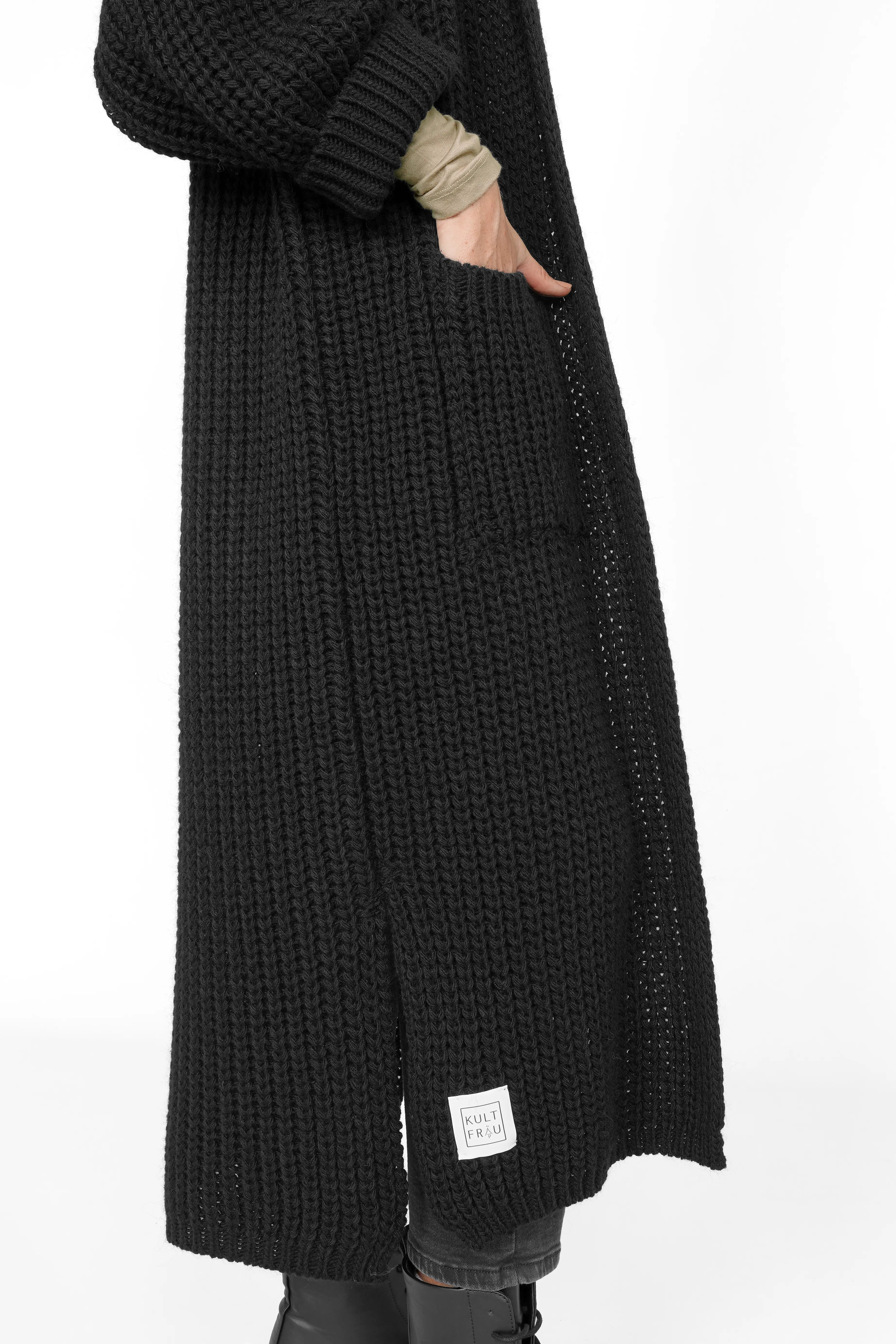 Schwarzer LOVITA Long Cardigan mit Kapuze und aufgesetzten Taschen in oversize Passform aus weichem Strick