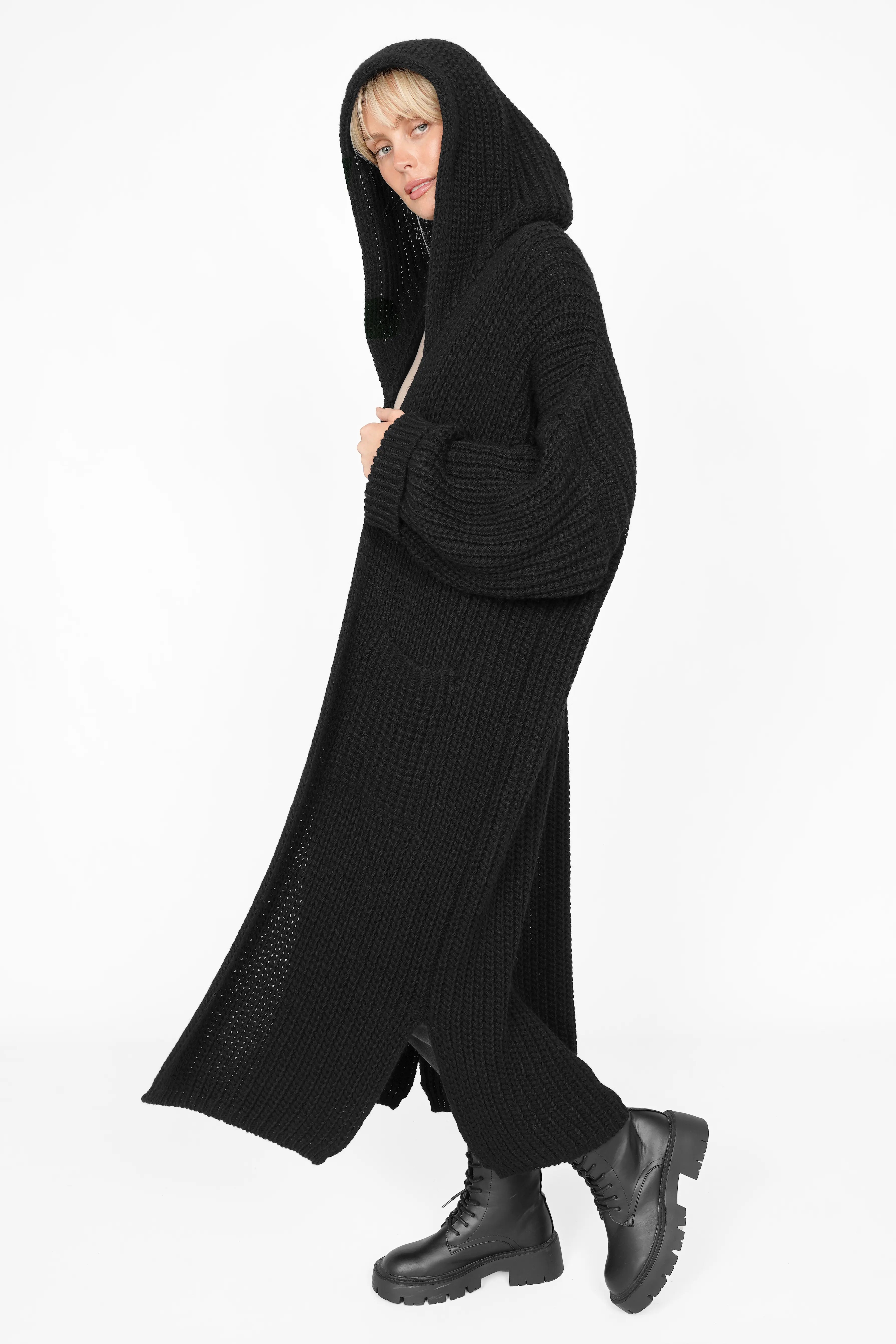 Schwarzer LOVITA Long Cardigan mit Kapuze, weicher Strick, oversized, offen getragen, mit aufgesetzten Taschen und locker umgeschlagenen Ärmeln