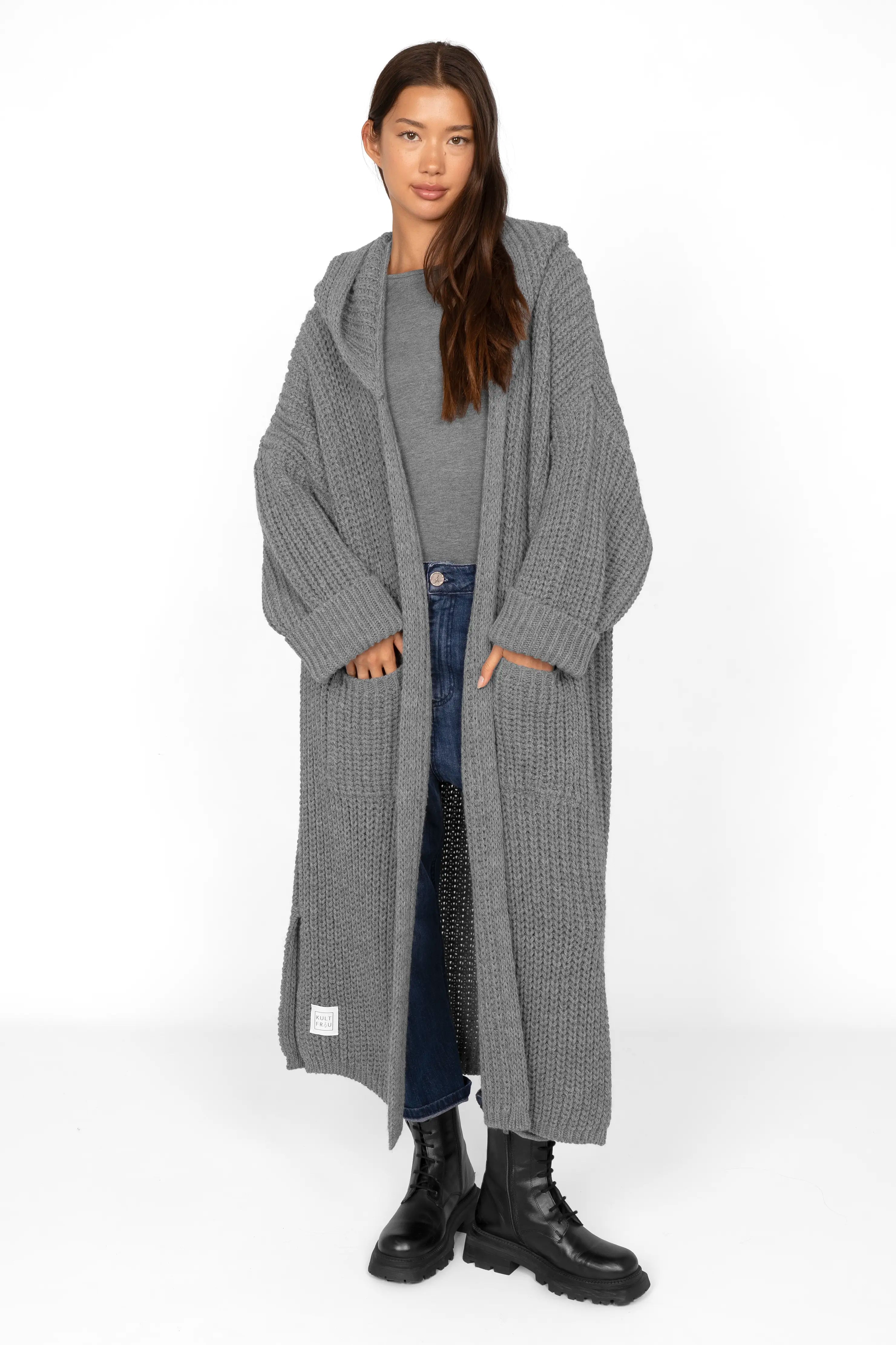 Damen Long Cardigan mit Kapuze aus weichem grobstrick in grauer Oversize-Passform mit aufgesetzten Taschen