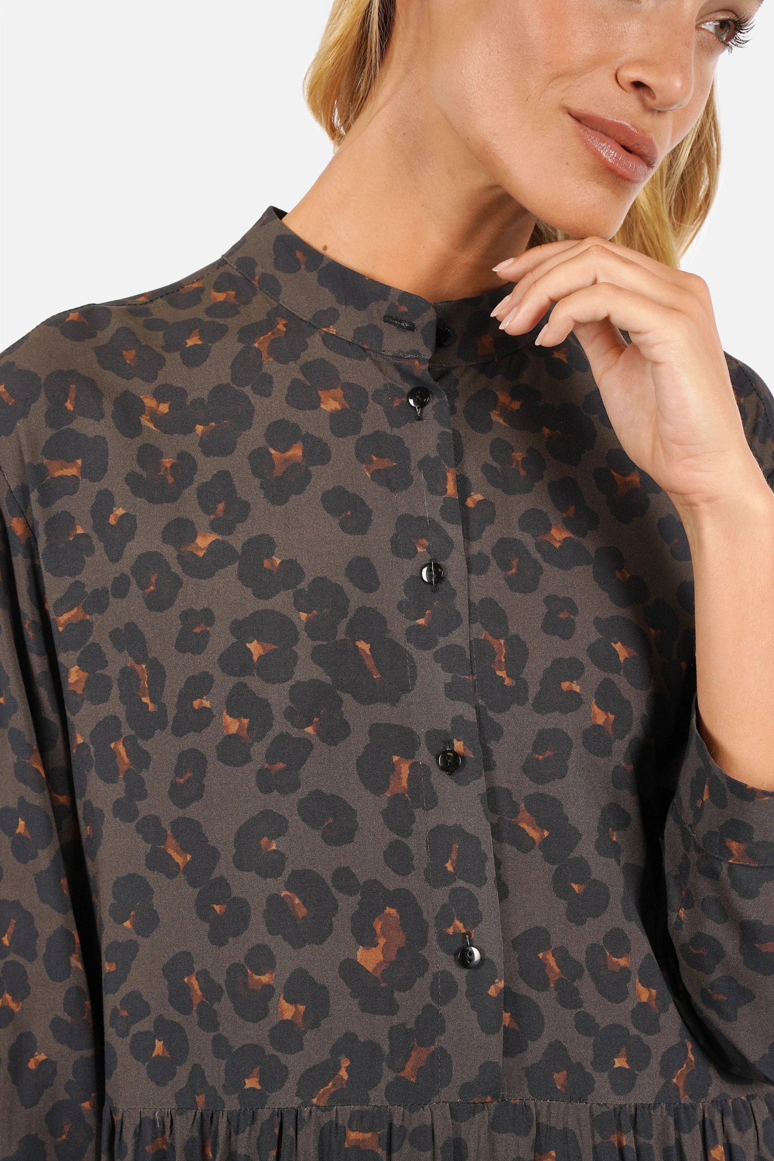 LUSIIA Maxikleid aus fließender Viskose mit All-Over-Print, Stehkragen und Knopfleiste in Maxi-Länge