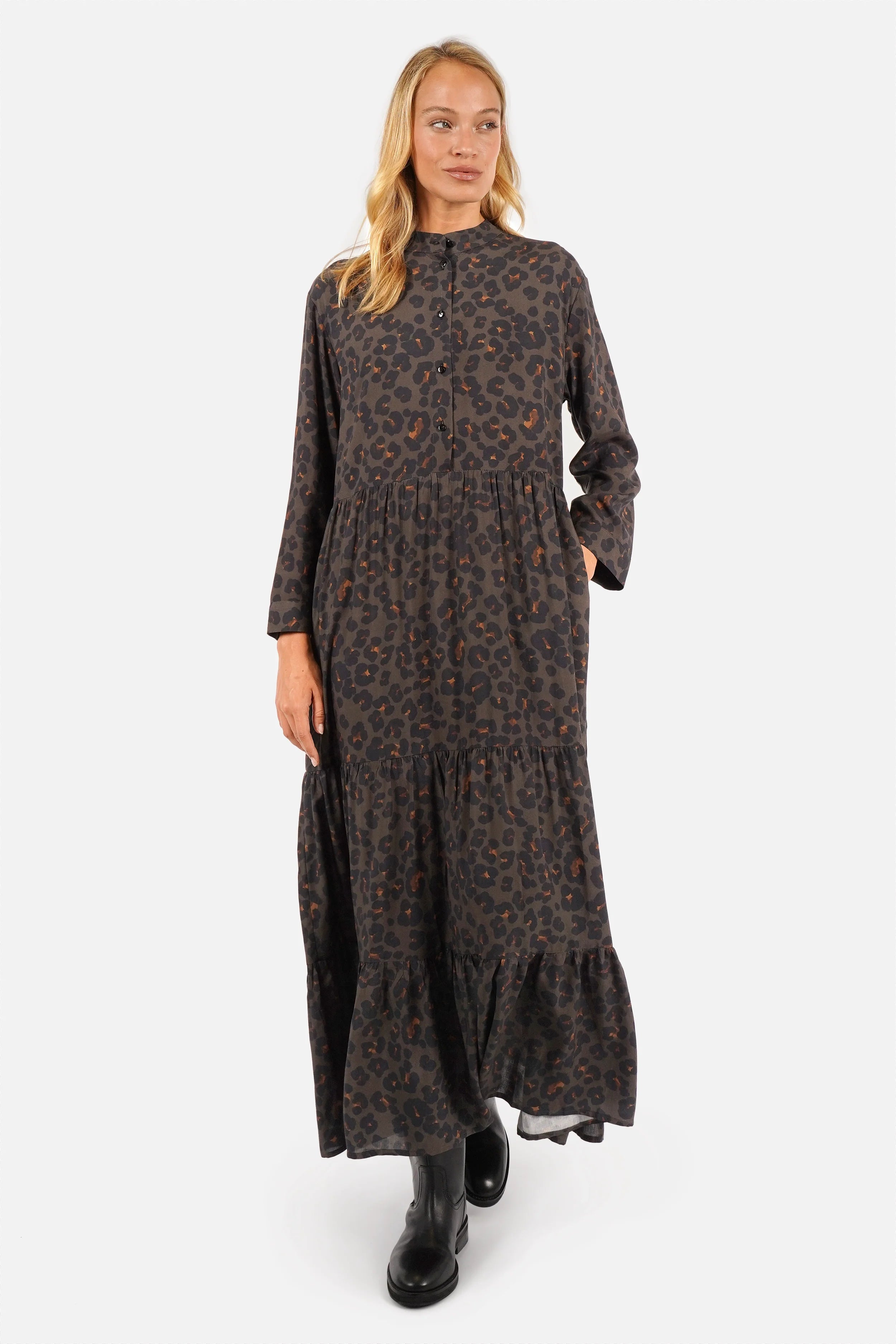 LUSIIA Maxikleid aus fließender Viskose mit All-Over-Print, Stehkragen und Knopfleiste in Regular Fit und Maxi Länge