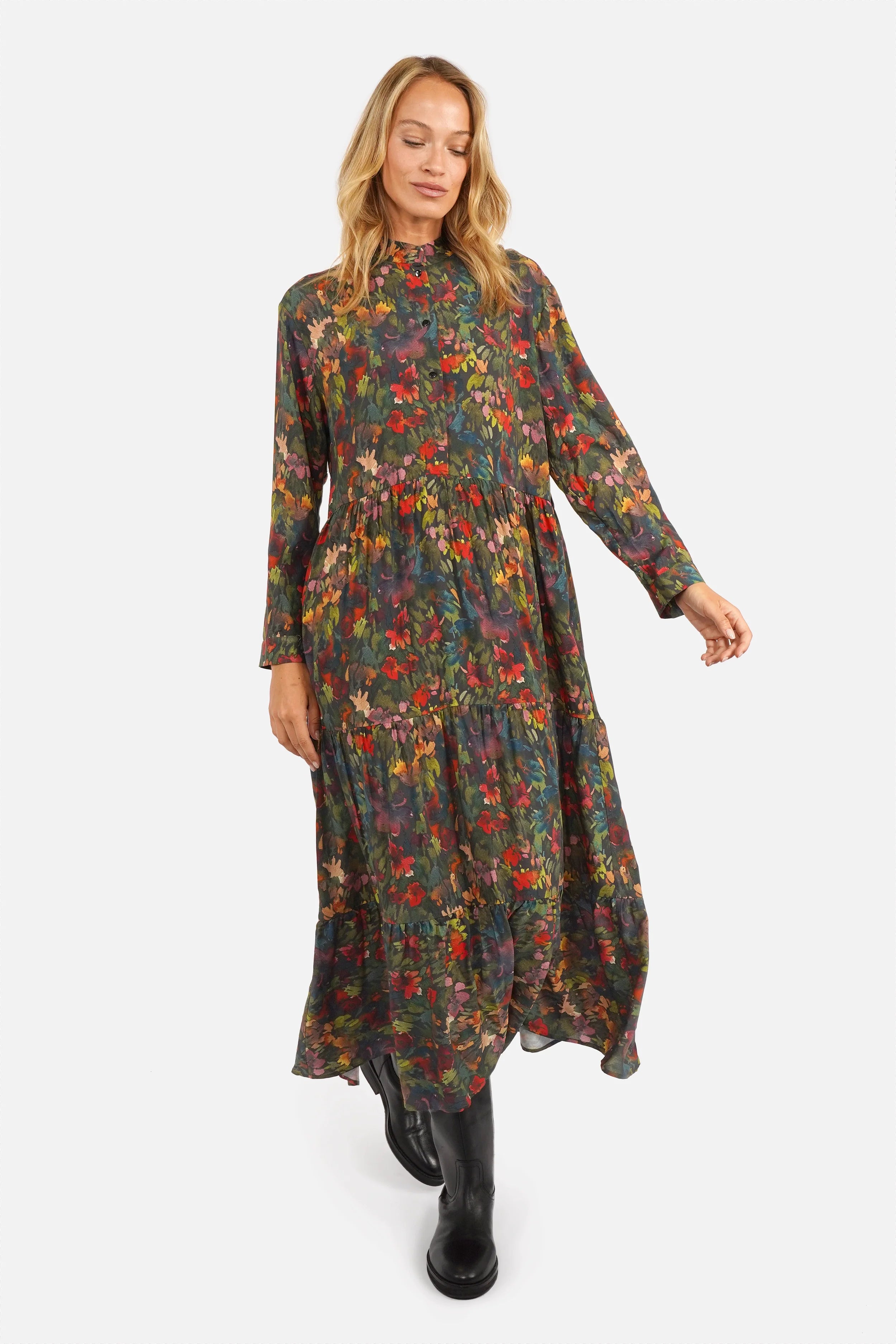 LUSIIA Maxikleid aus fließender Viskose mit All-Over-Print und Stehkragen