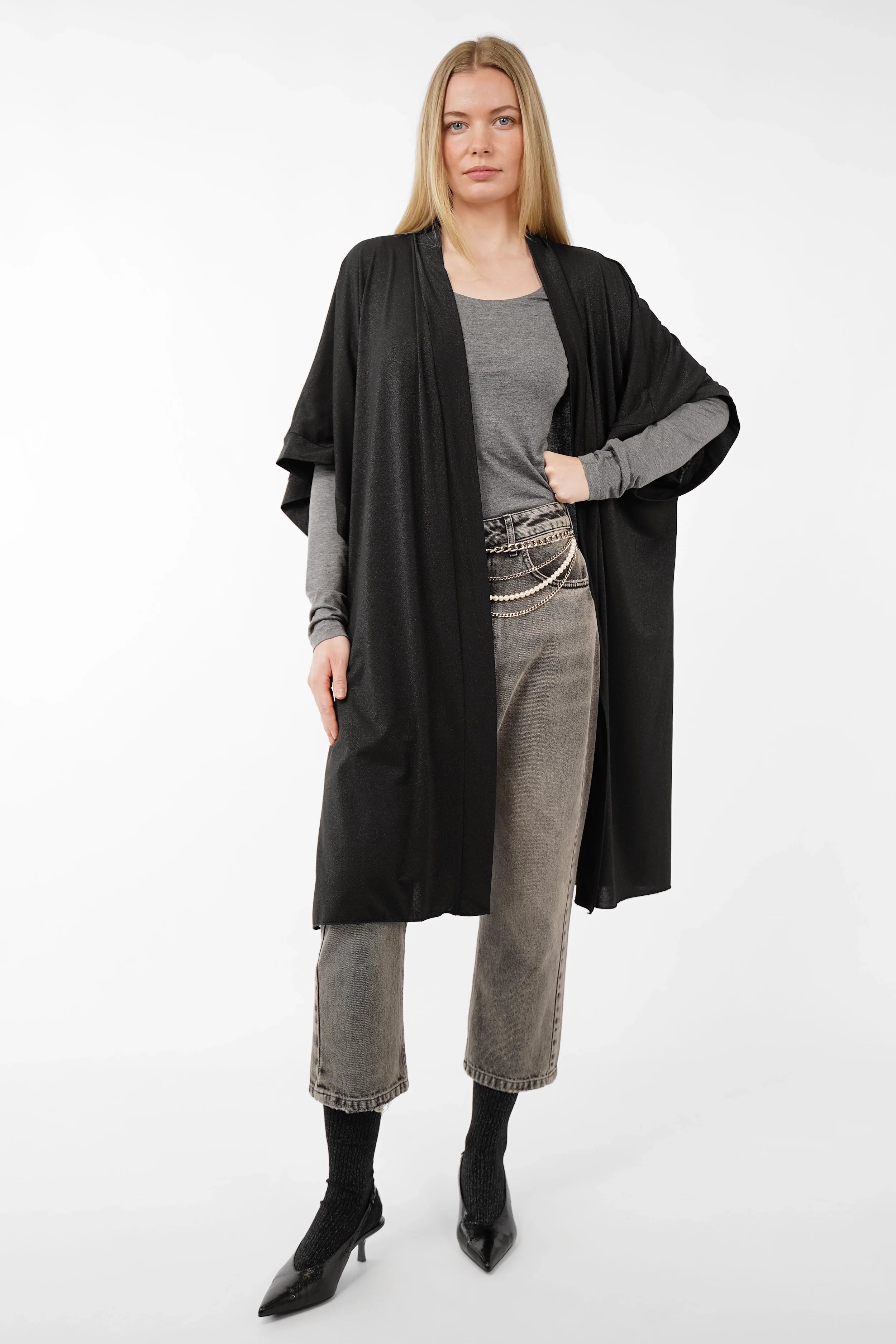LVIA Kimono aus Viskosemischung mit Metallic-Finish, fließender Schnitt, Schalkragen, weite Fledermausärmel, subtiler Schimmer, Regular Fit auf Model getragen