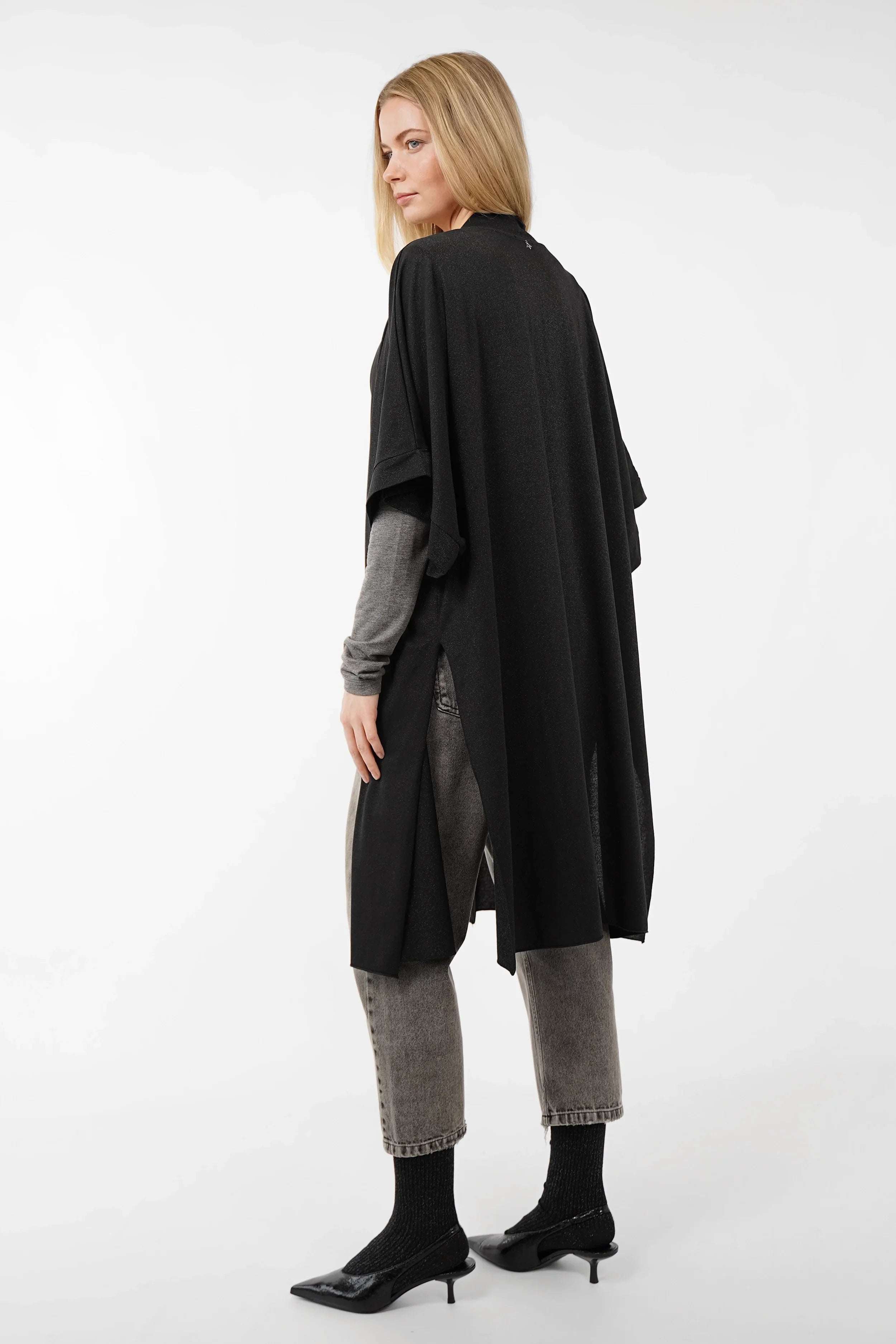 Damen trägt schwarzen LVIA Kimono mit weiter Passform und Schalkragen aus Viskosemischung mit Metallic-Finish.