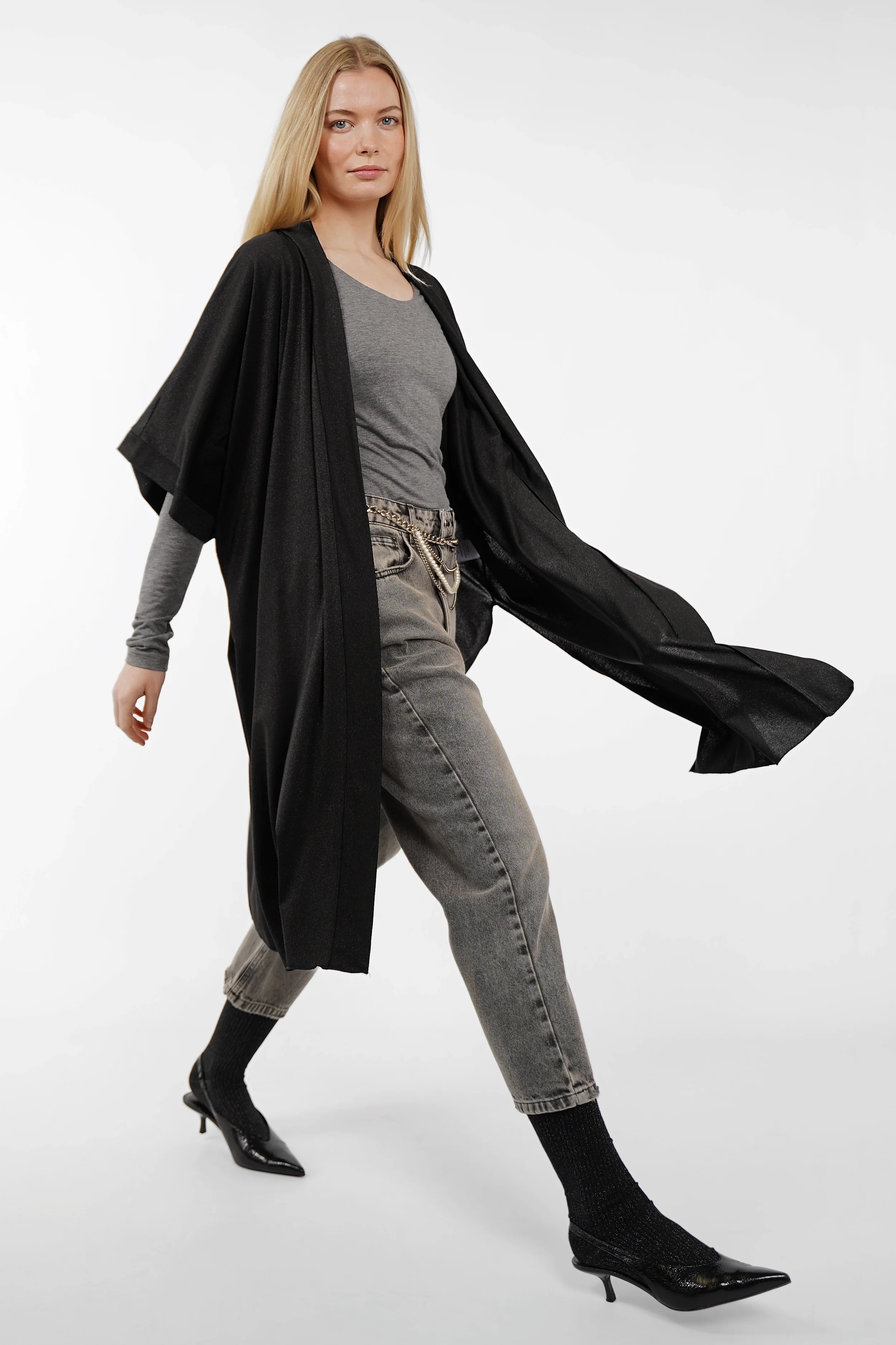 Frau trägt LVIA Kimono aus fließender Viskosemischung mit Metallic-Finish und weiten Fledermausärmeln