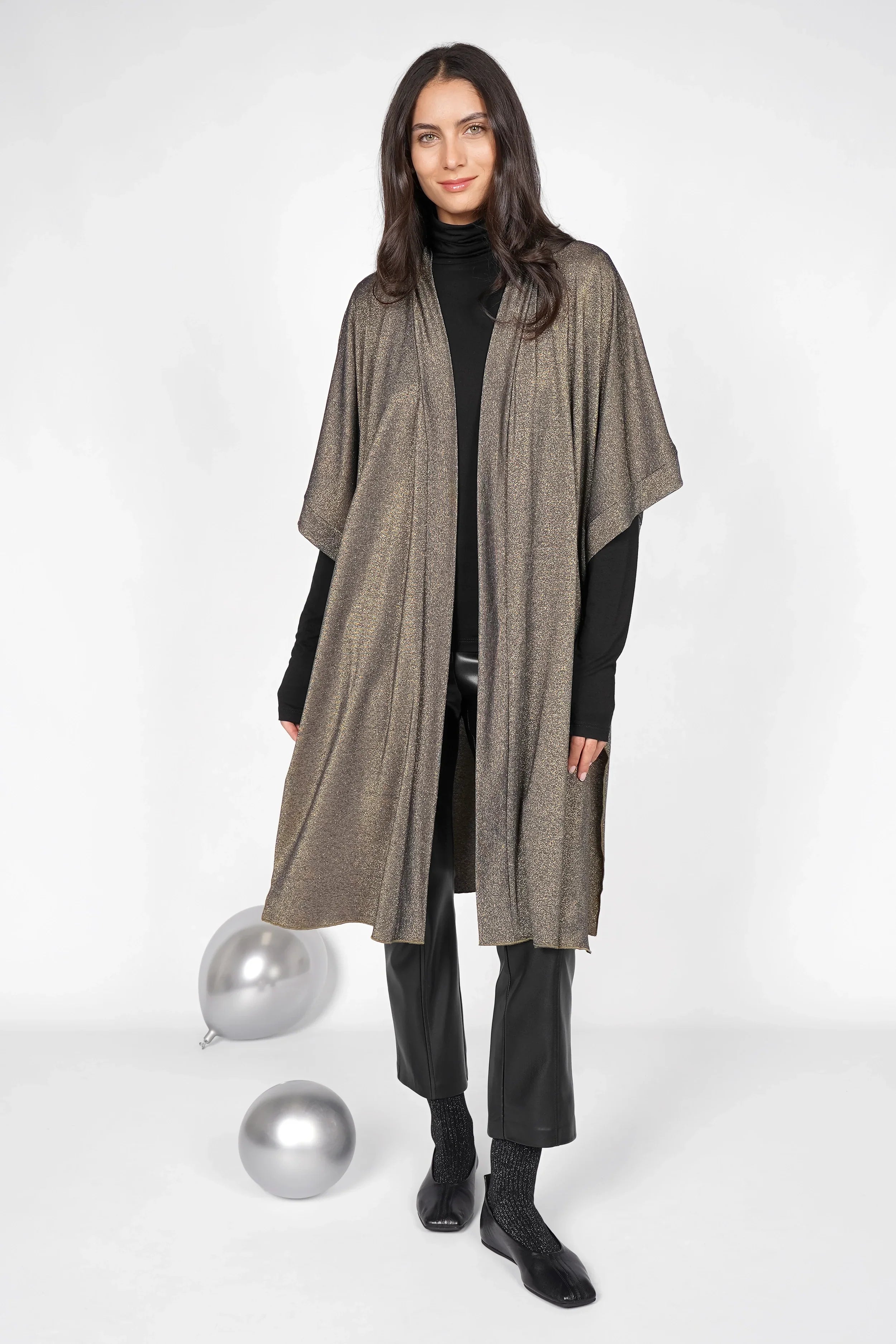 Frau trägt fließenden LVIA Kimono aus weicher Viskosemischung mit Metallic-Finish, Schalkragen und weiten Fledermausärmeln.