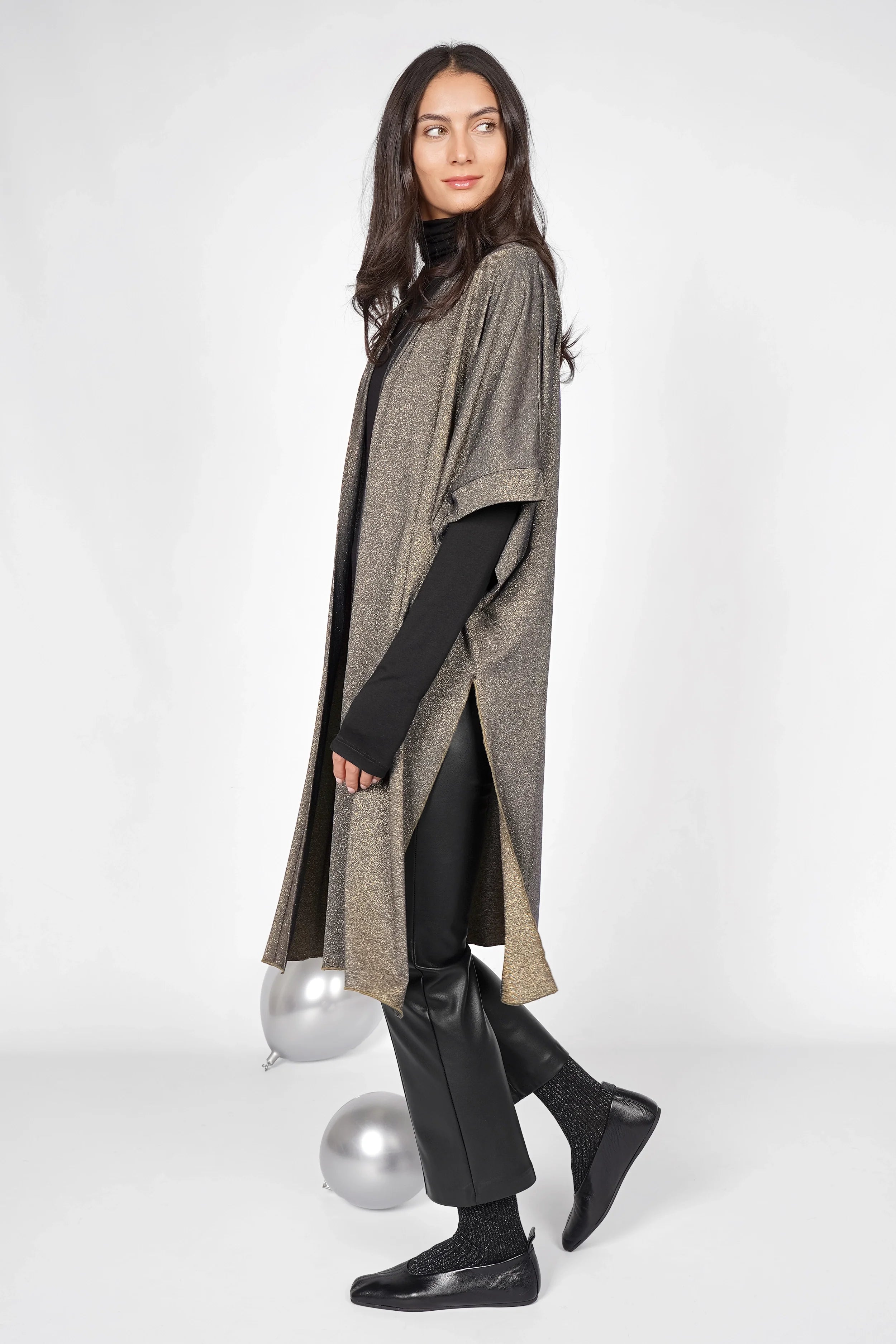 Frau trägt fließenden Kimono aus Viskosemischung mit Metallic-Finish, Schalkragen und weiten Ärmeln