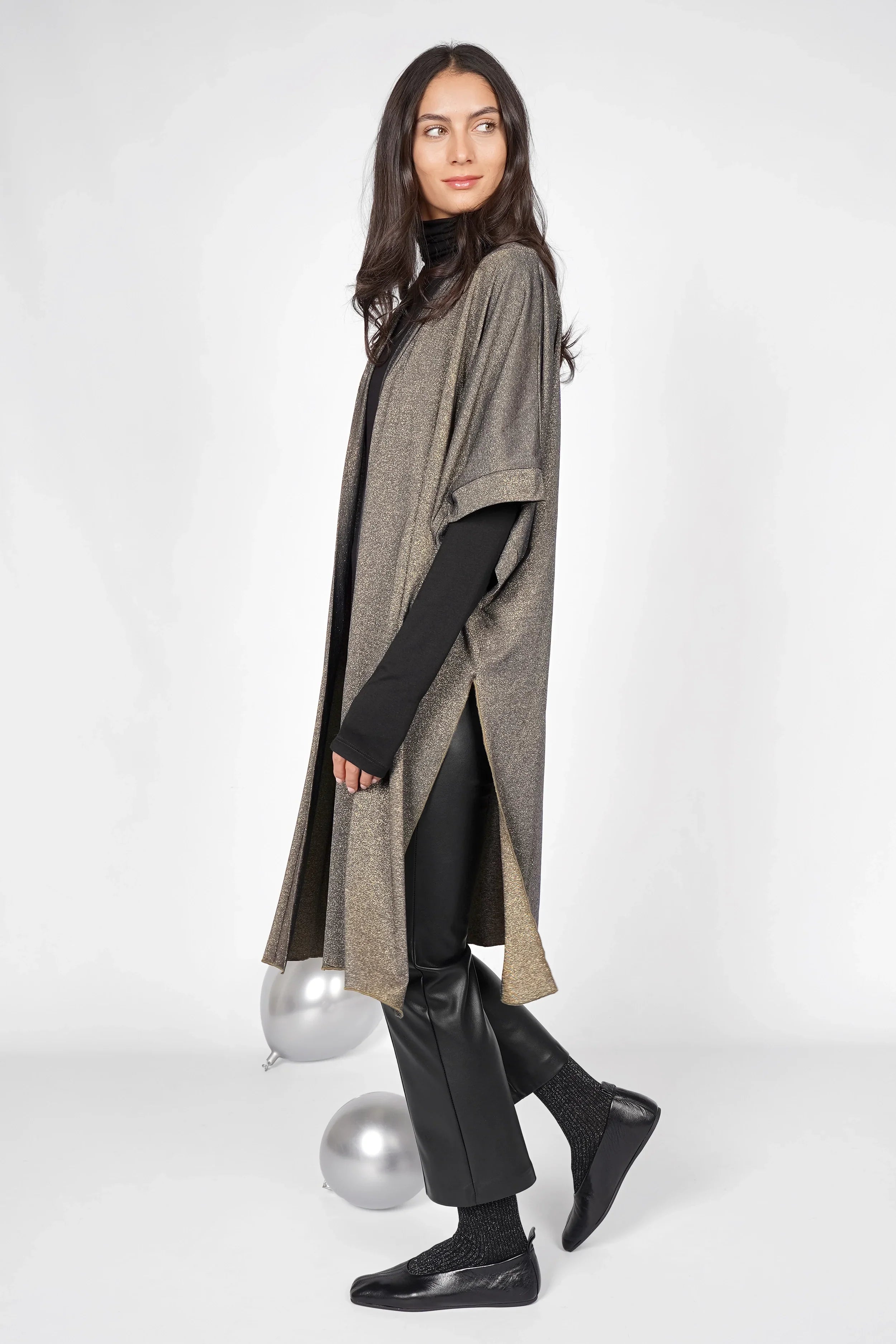 LVIA Kimono fließender Schnitt aus Viskosemischung mit Metallic-Finish und Schalkragen, weite Fledermausärmel, subtiler Glitzerschimmer, Regular Fit.