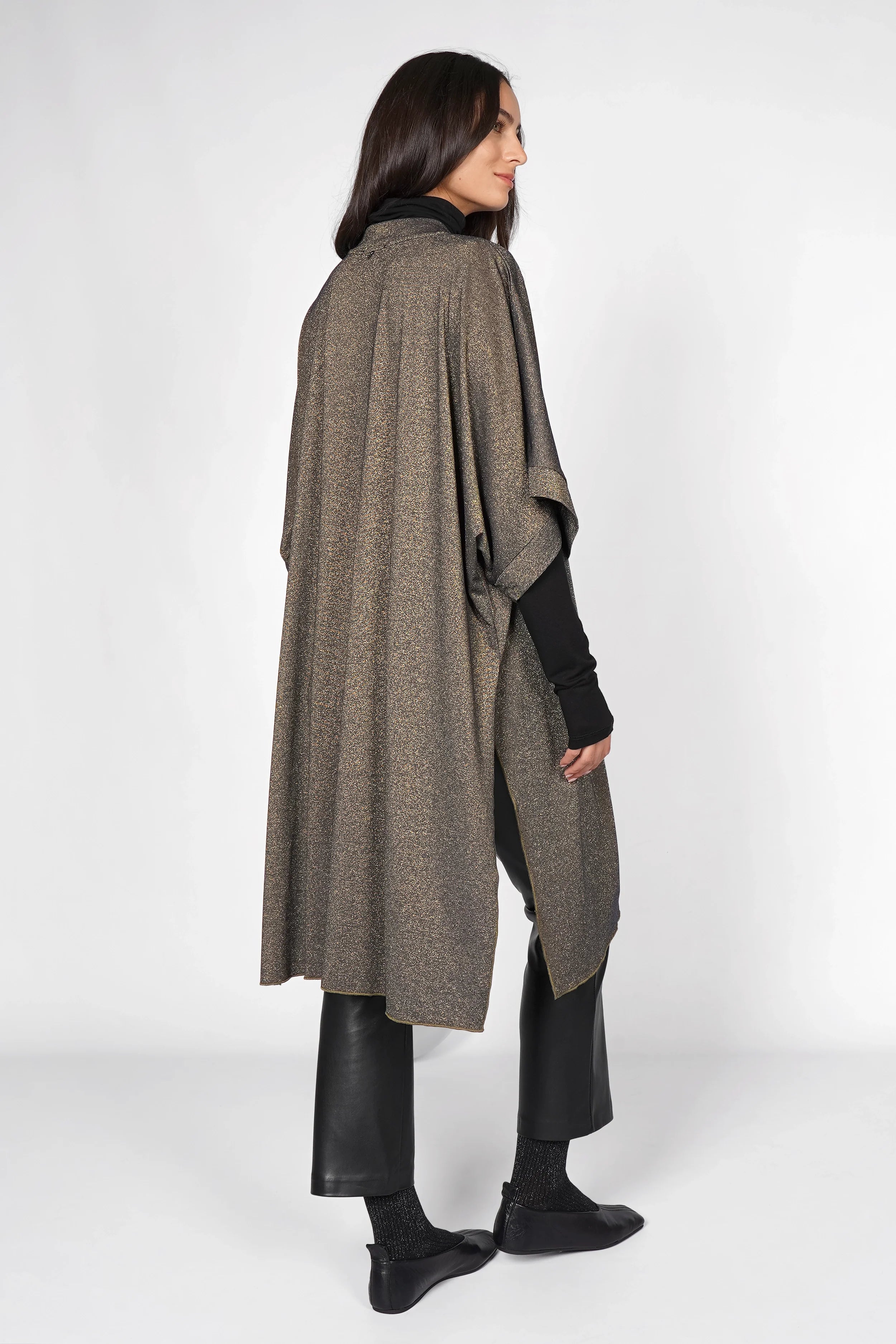 Kimono aus Viskosemischung mit Metallic-Finish, fließende Silhouette, Schalkragen, weite Fledermausärmel, subtiler Schimmer