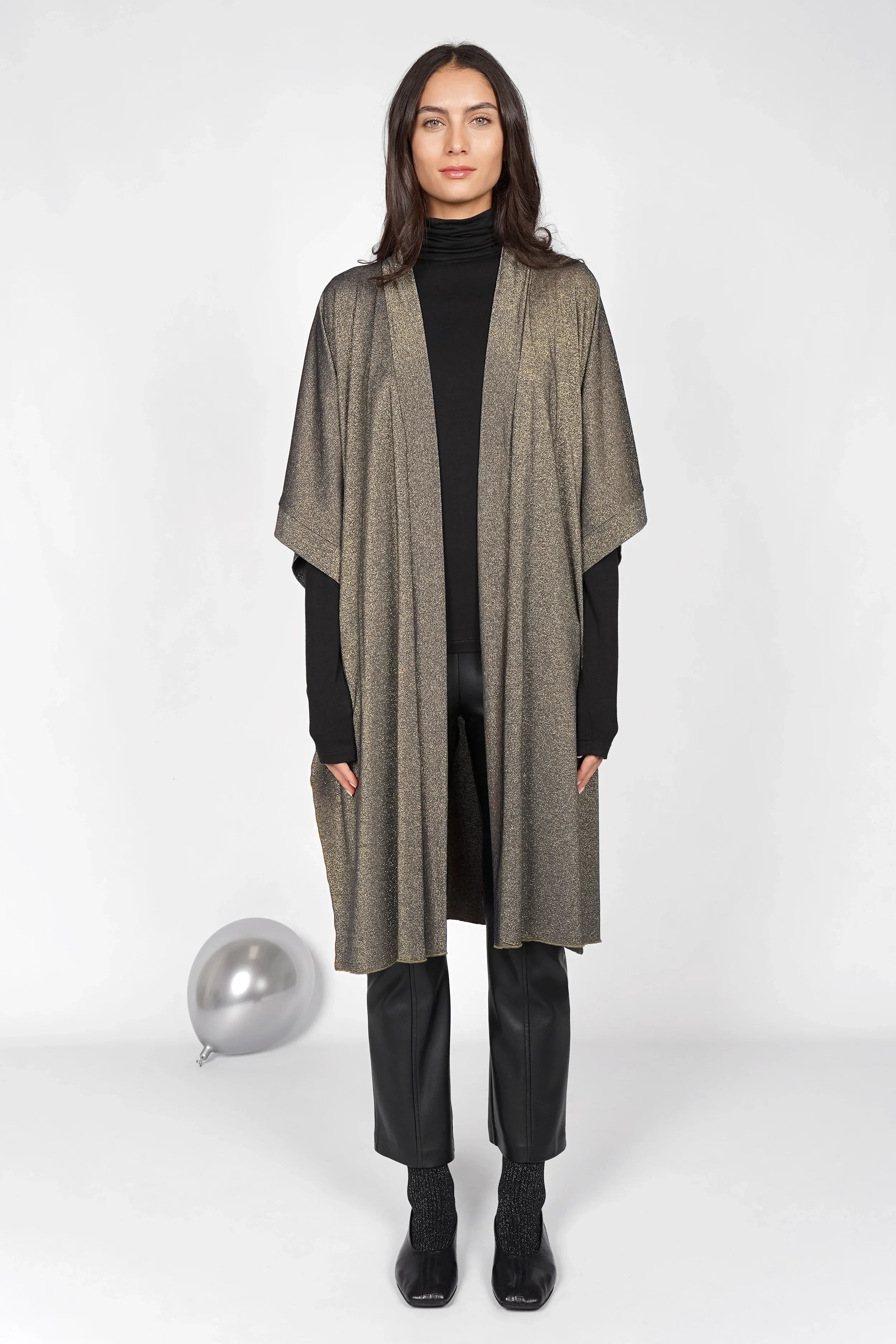 Damen LVIA Kimono aus Viskosemischung mit Metallic-Finish, fließend geschnitten, mit Schalkragen und weiten Fledermausärmeln, subtil schimmernd
