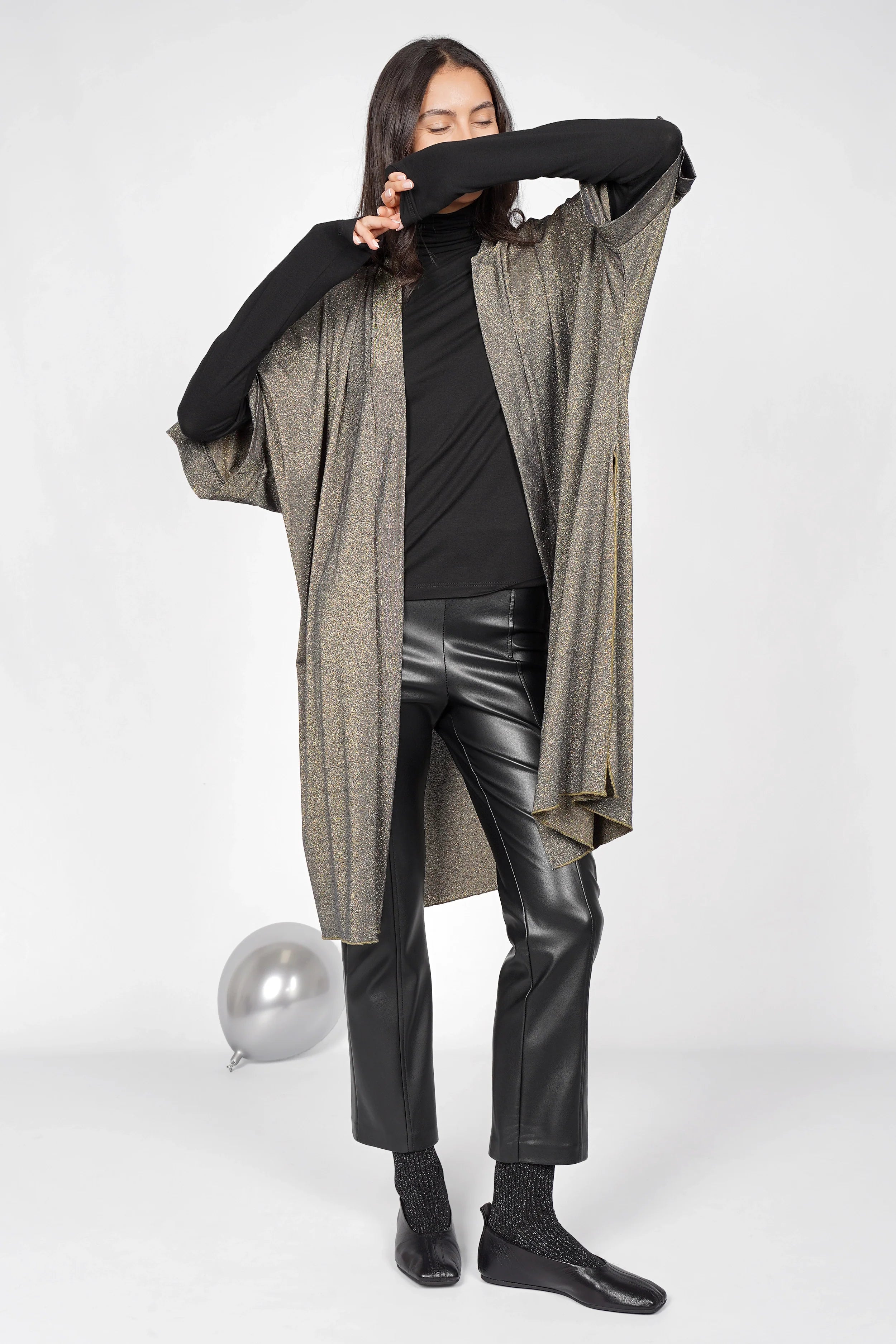 Kimono aus Viskosemischung mit Metallic-Finish, weiter Schnitt und Schalkragen, getragen zu schwarzem Rollkragen und Lederhose