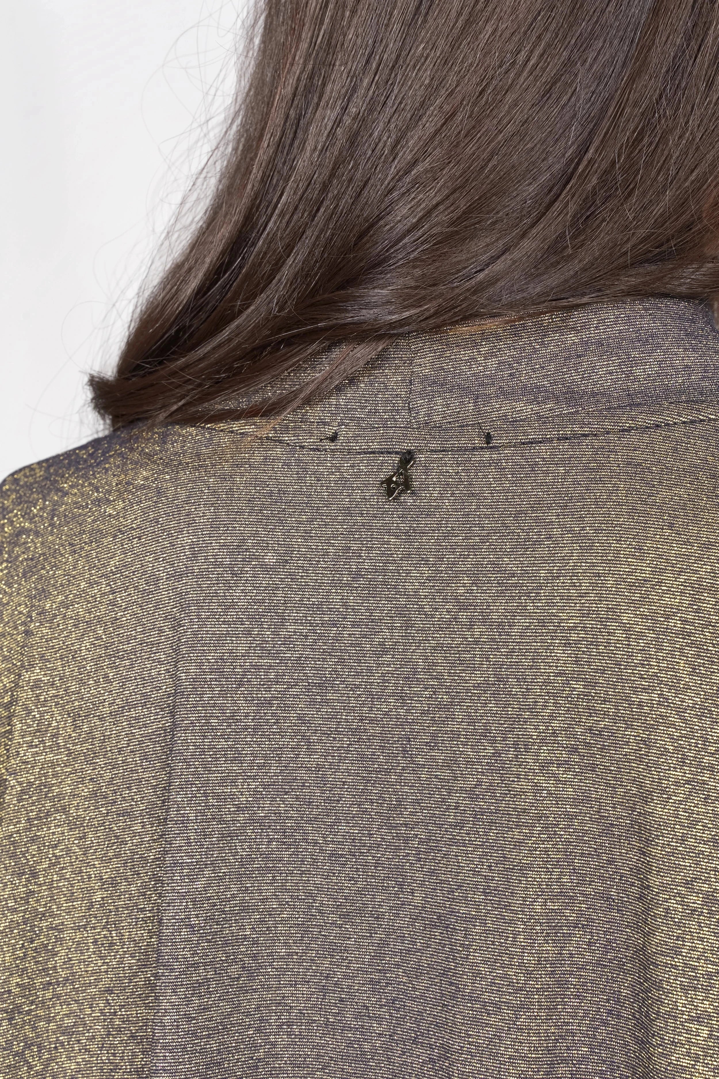 Rückansicht LVIA Kimono aus Viskosemischung mit feinem Metallic-Schimmer und Schalkragen