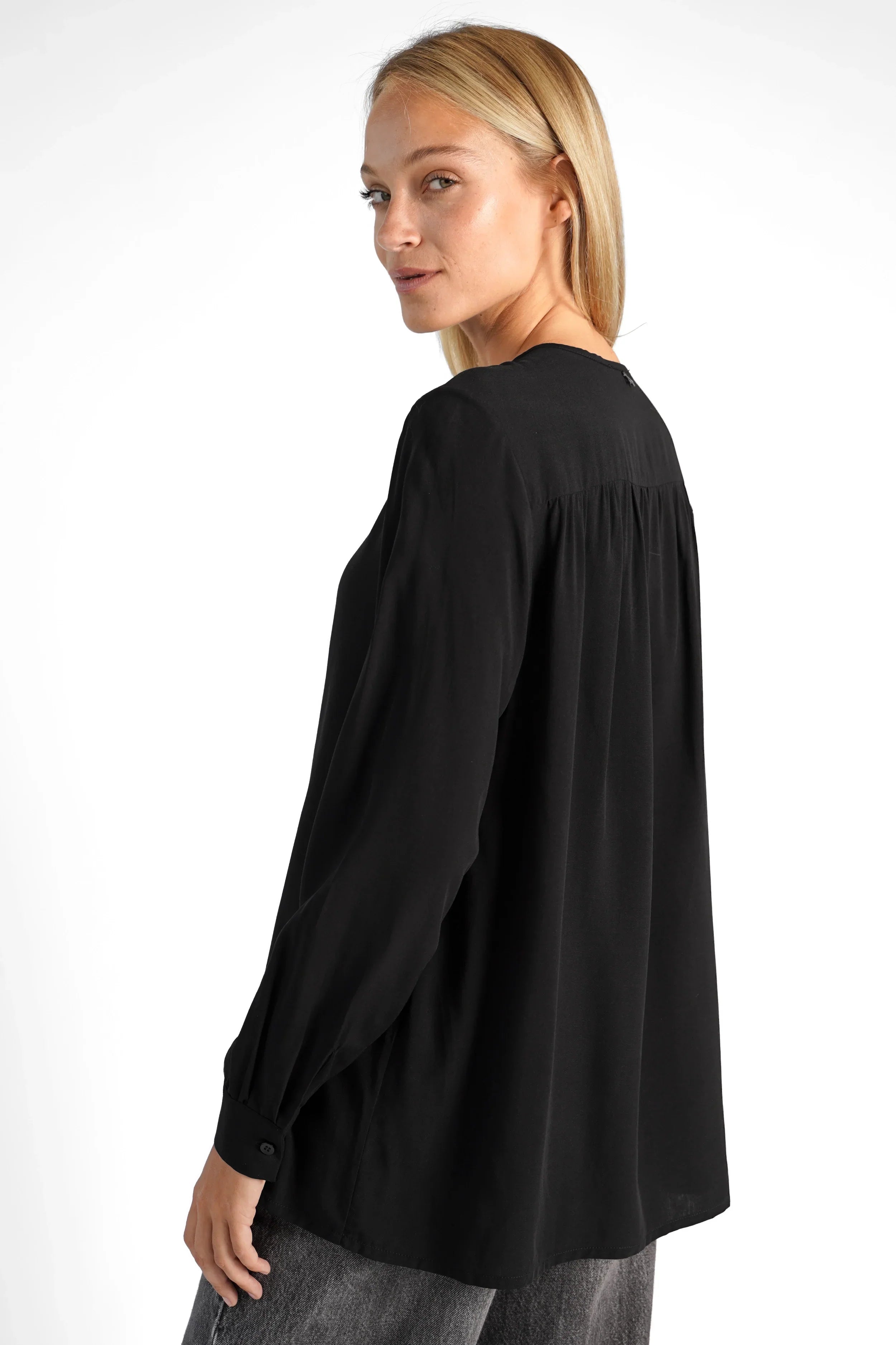 Damen Loose Fit Bluse in Schwarz aus weicher Viskose mit Faltendetails am Rücken und lockerem Schnitt
