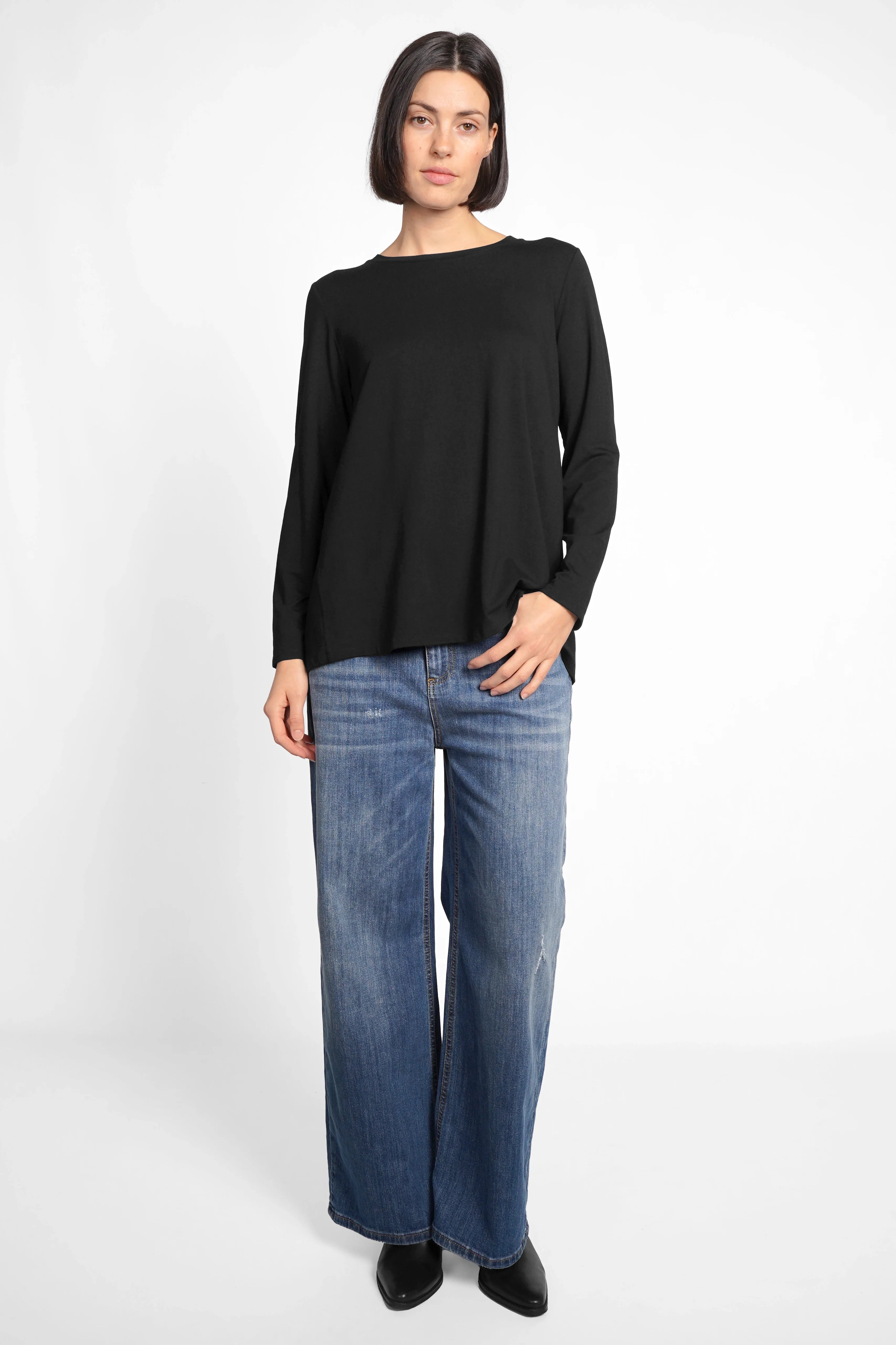 Damen LYLLDA Viskose Longsleeve schwarz mit Rundhalsausschnitt und Rückenfalte