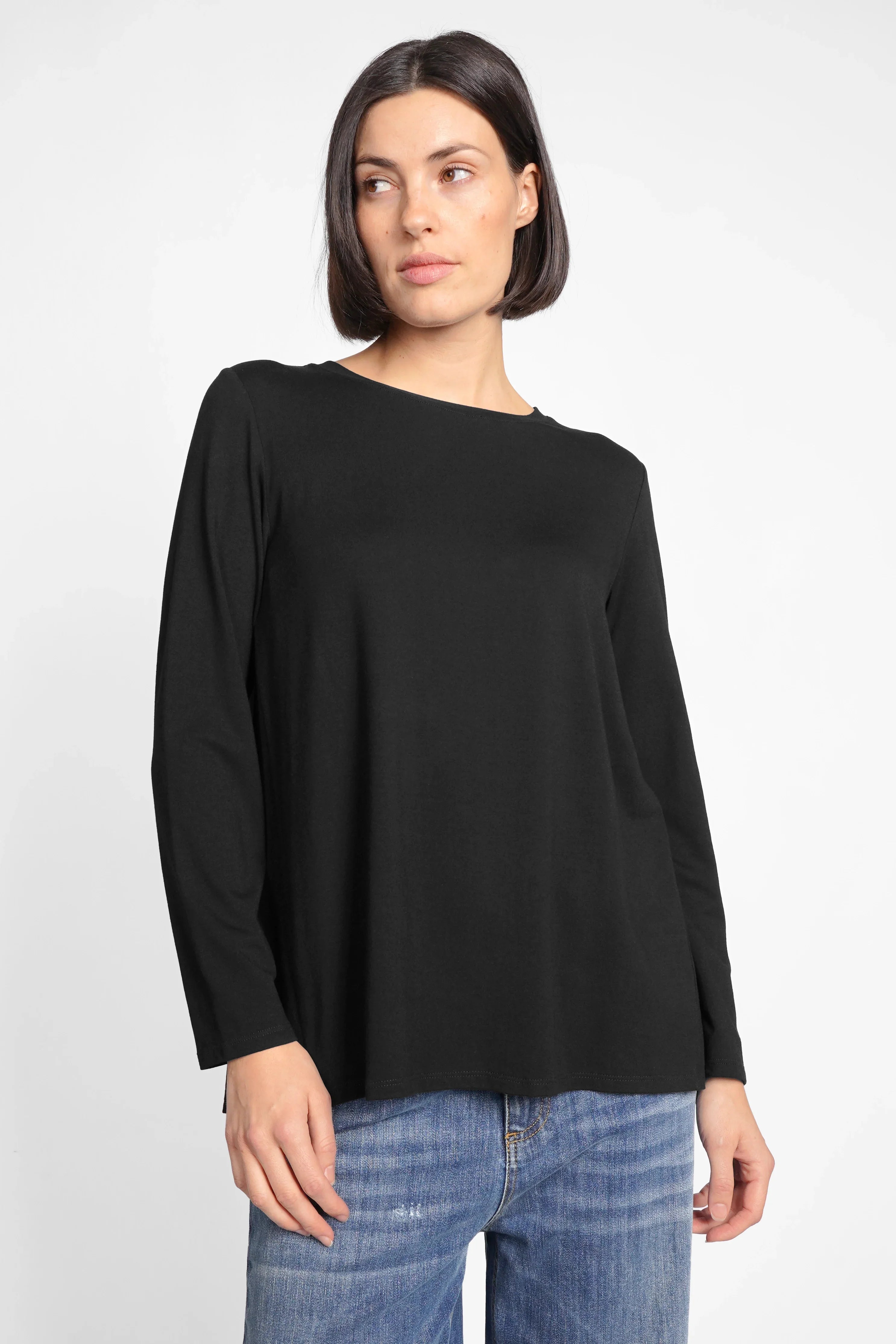 Frau trägt LYLLDA Viskose Longsleeve in Schwarz mit Rundhalsausschnitt und Relaxed Fit
