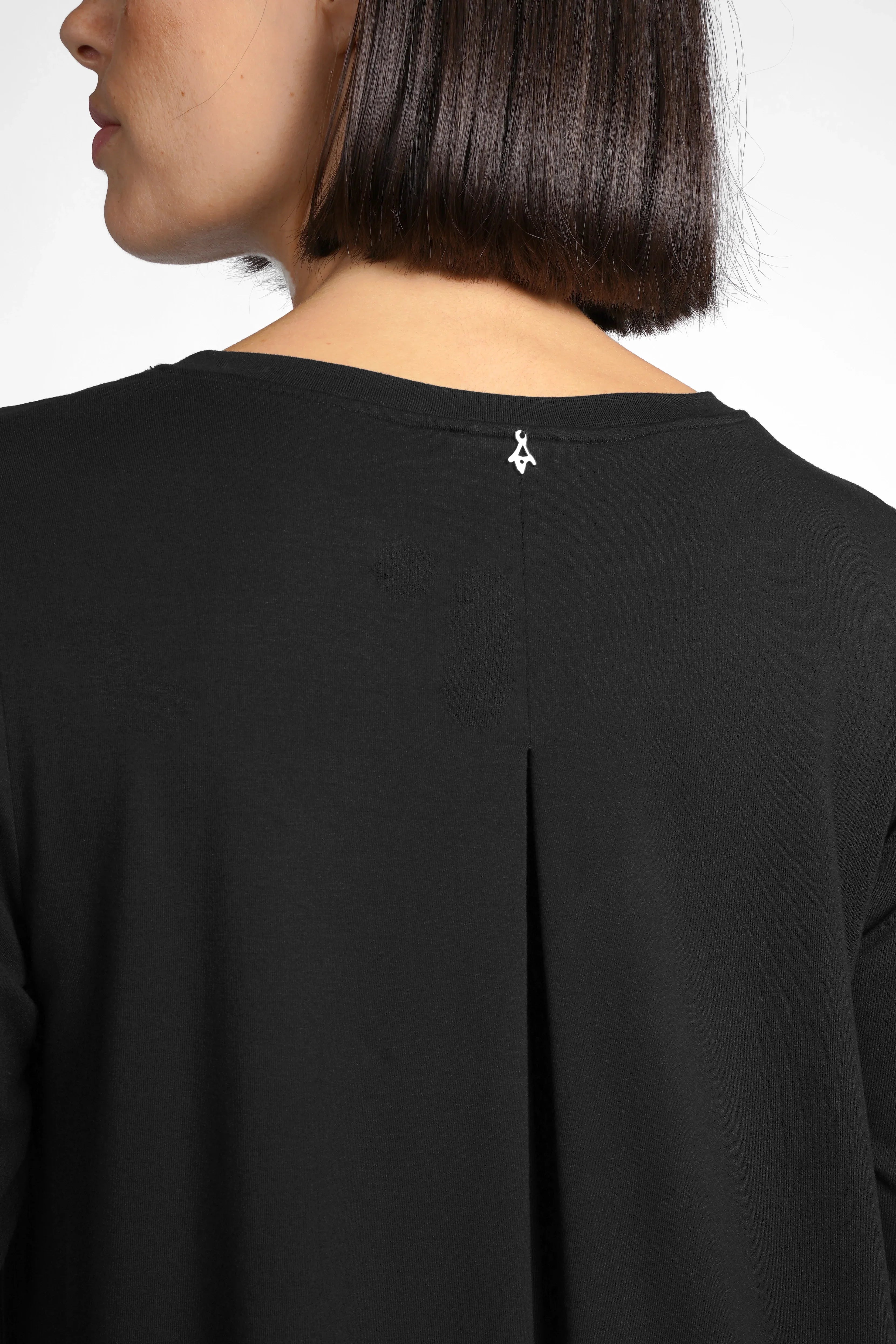 LYLLDA Viskose Longsleeve schwarz mit Rückenfalte und Rundhalsausschnitt