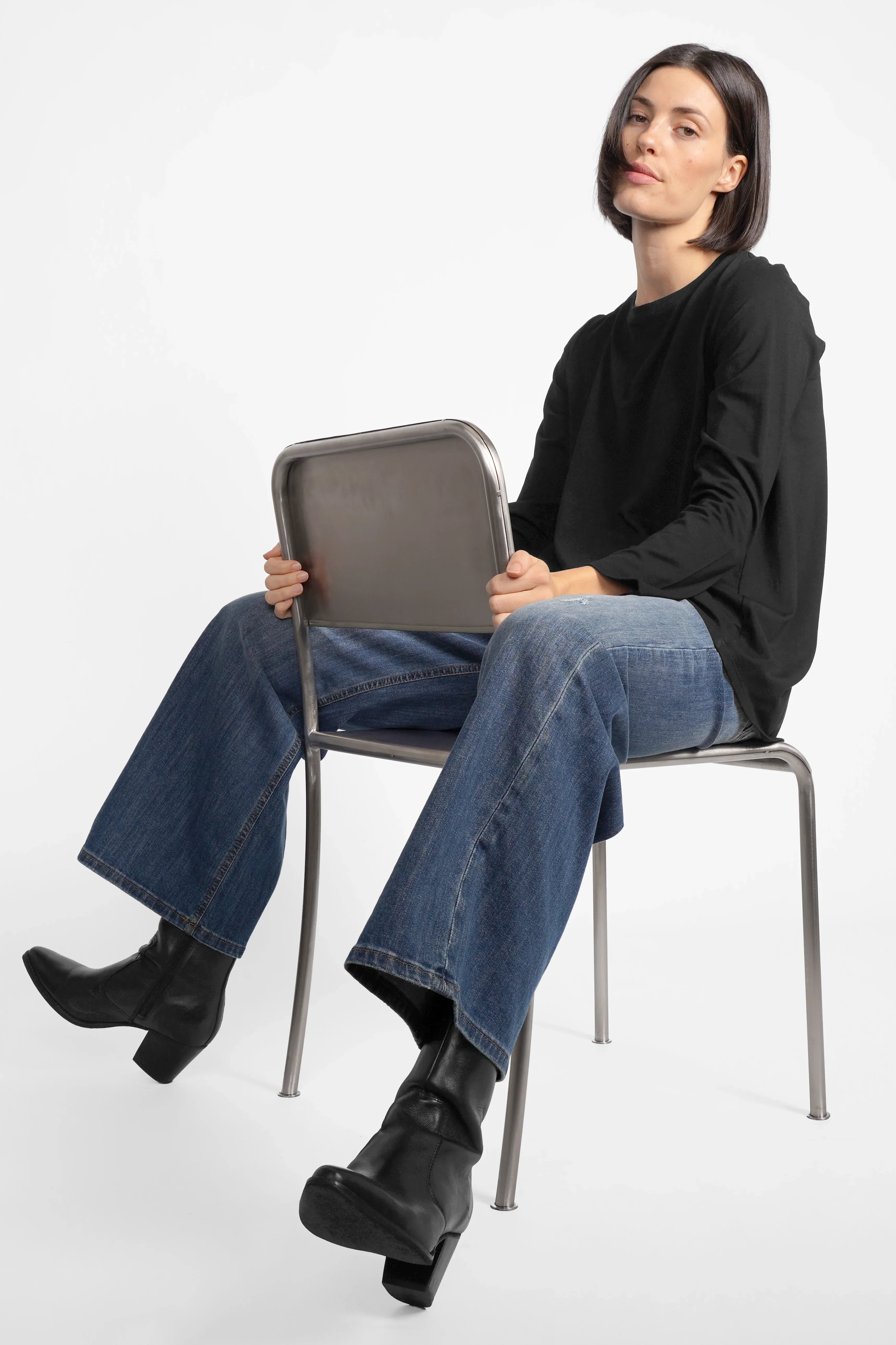 Damenmodell trägt LYLLDA Viskose Longsleeve schwarz mit Rundhalsausschnitt und Rückenfalte im Relaxed Fit