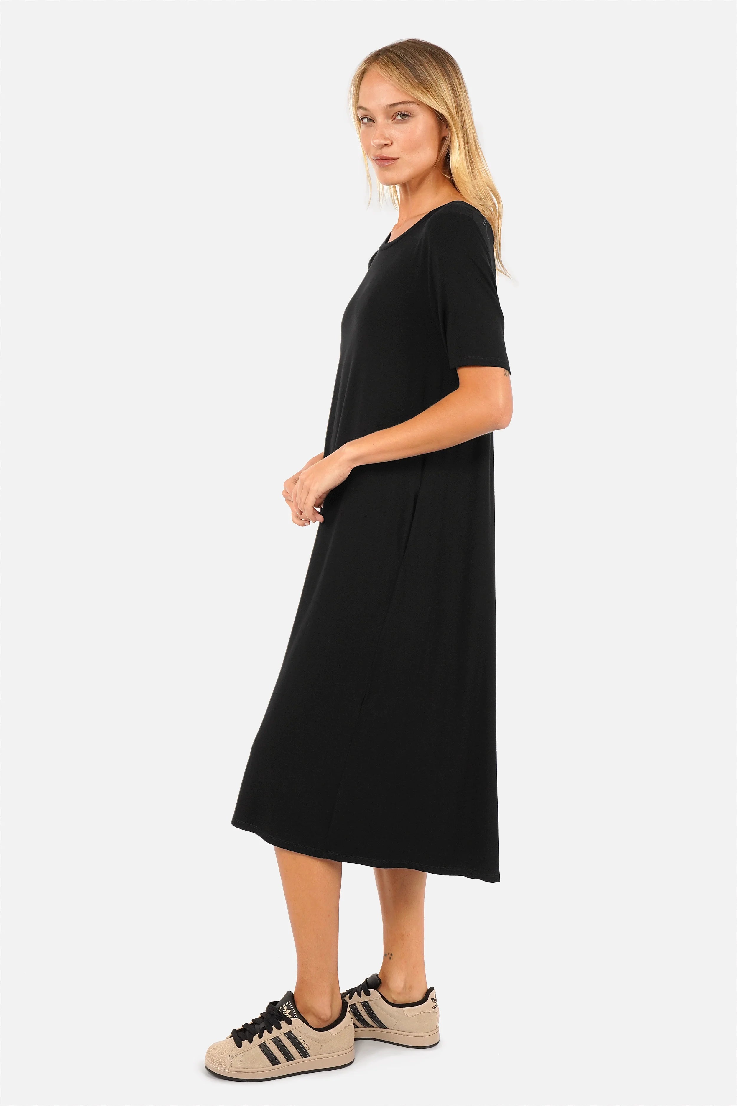 Damen LYLLDA Midi Kleid aus weicher Viskose in A-Linie mit Rundhalsausschnitt und seitlichen Taschen