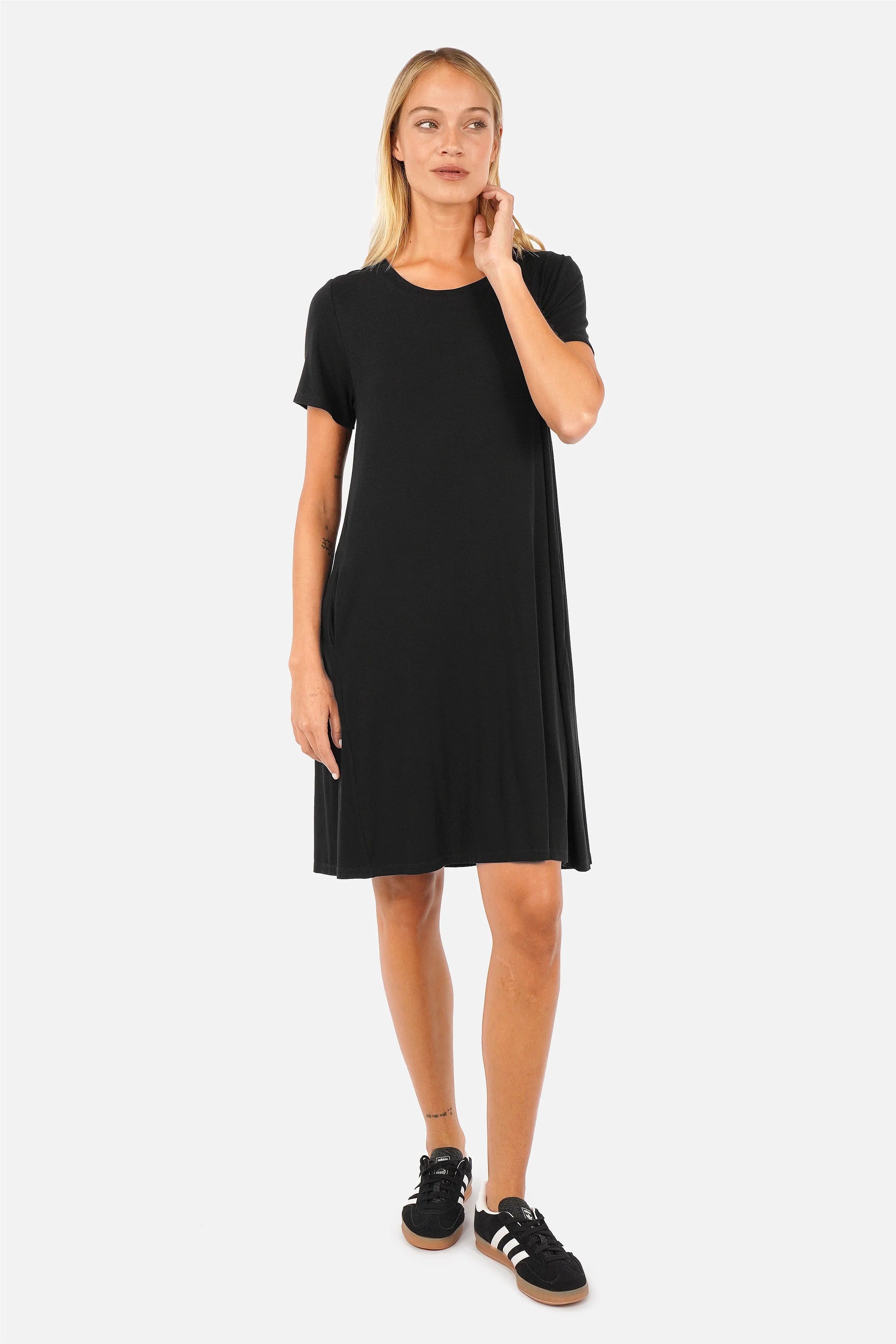 Weich fließendes Kurzarm A-Linie Kleid mit Rundhalsausschnitt und seitlichen Taschen