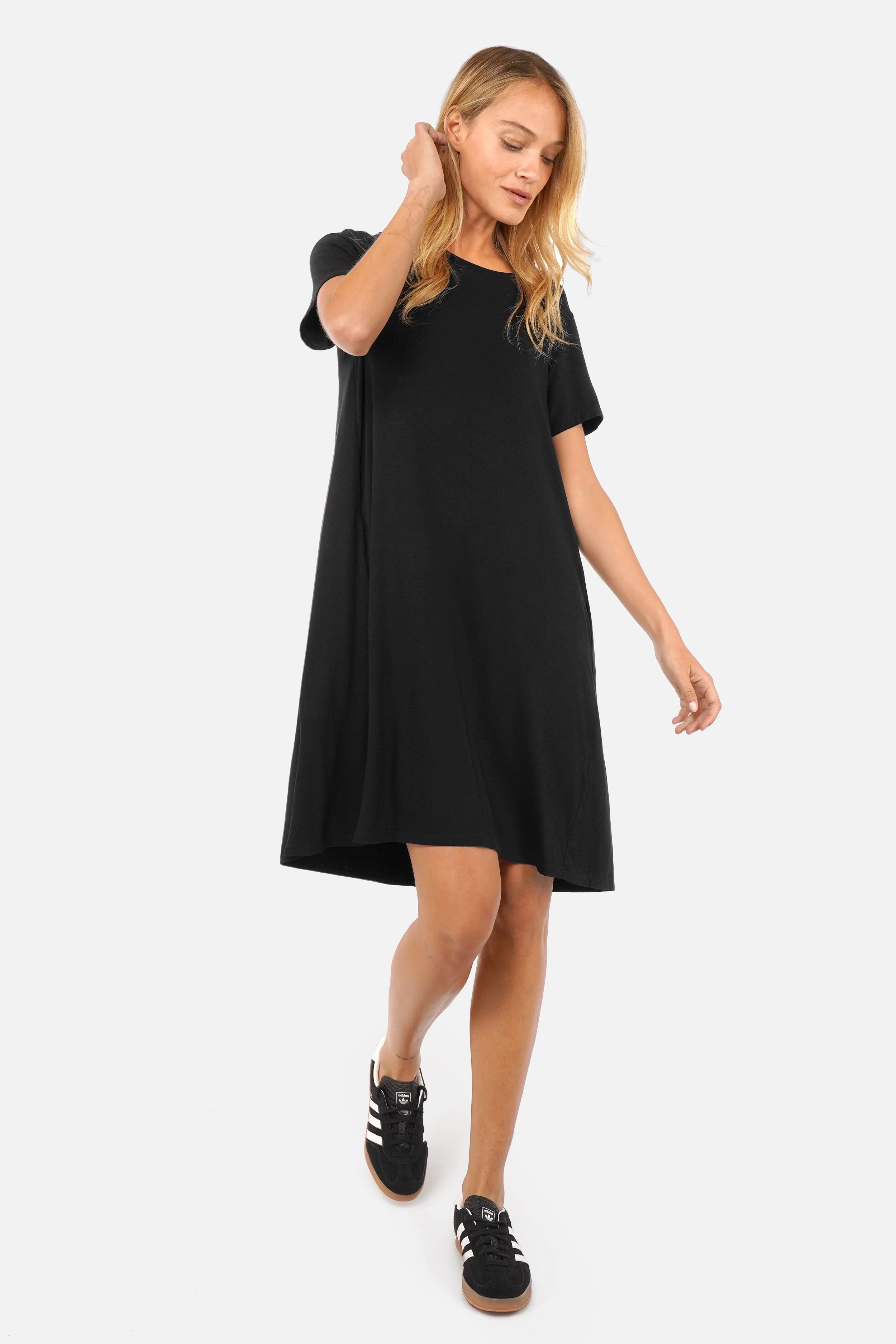 Damen Kurzarm A-Linie Kleid aus weicher Viskose mit Rundhalsausschnitt und seitlichen Eingrifftaschen