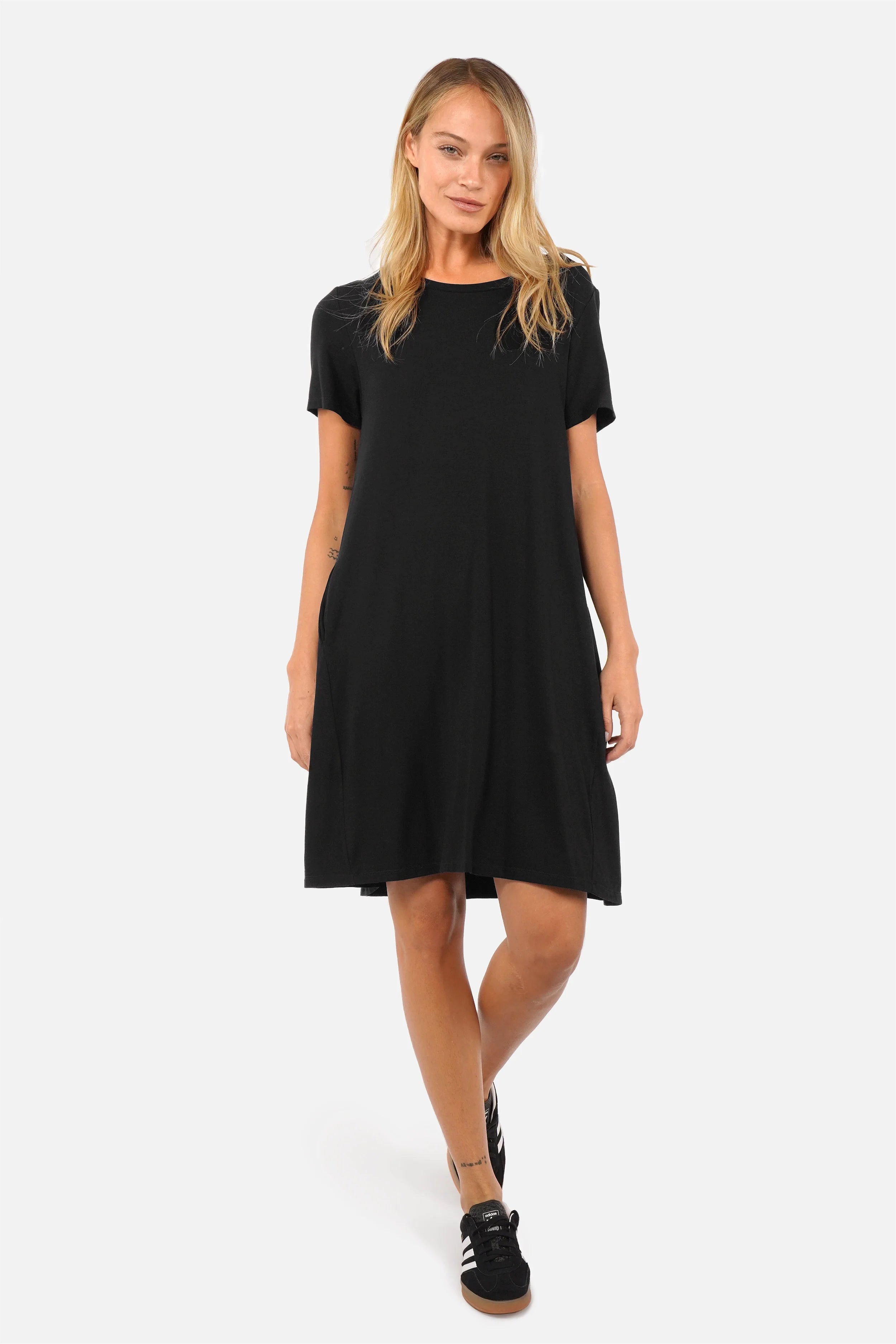 Kurzarm A-Linie Kleid aus weicher Viskose mit Rundhalsausschnitt und Seitentaschen