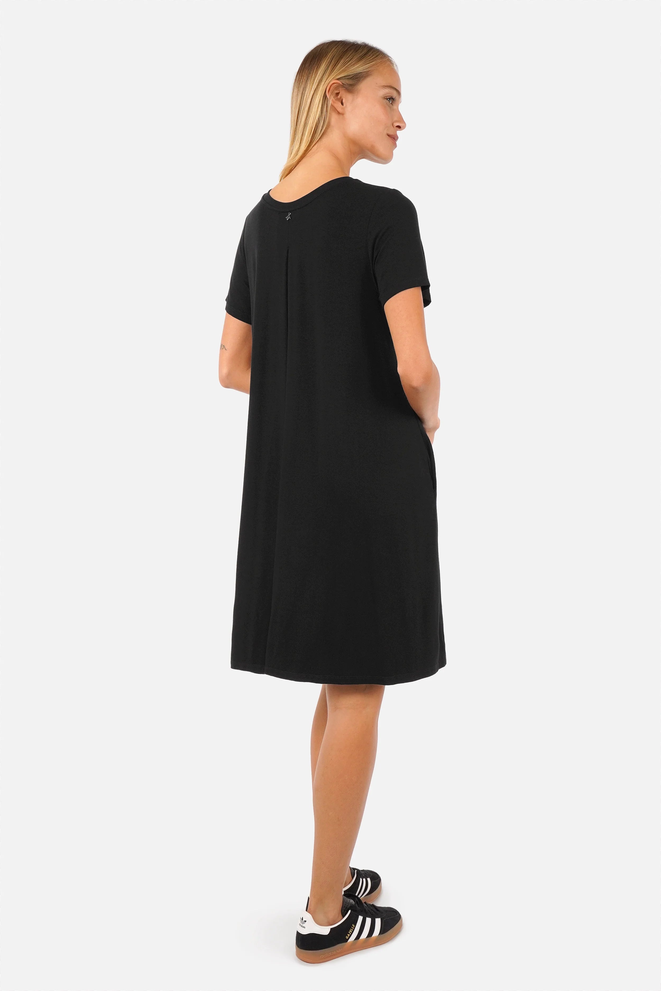 Weiches Kurzarm A-Linie Kleid aus Viskose mit Rundhalsausschnitt und seitlichen Taschen