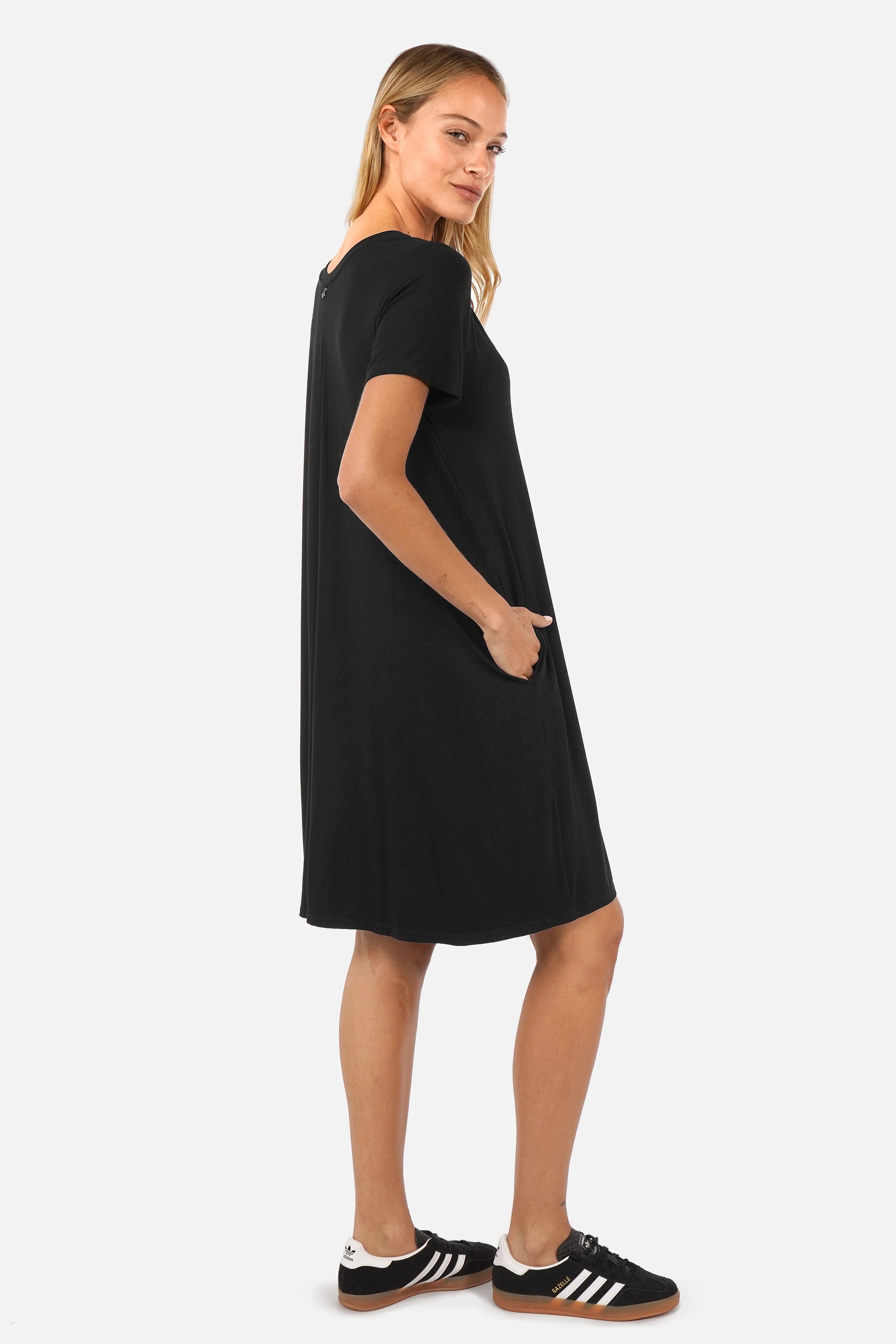 Kurzarm A-Linie Kleid aus weich fließender Viskose mit Rundhalsausschnitt und seitlichen Taschen