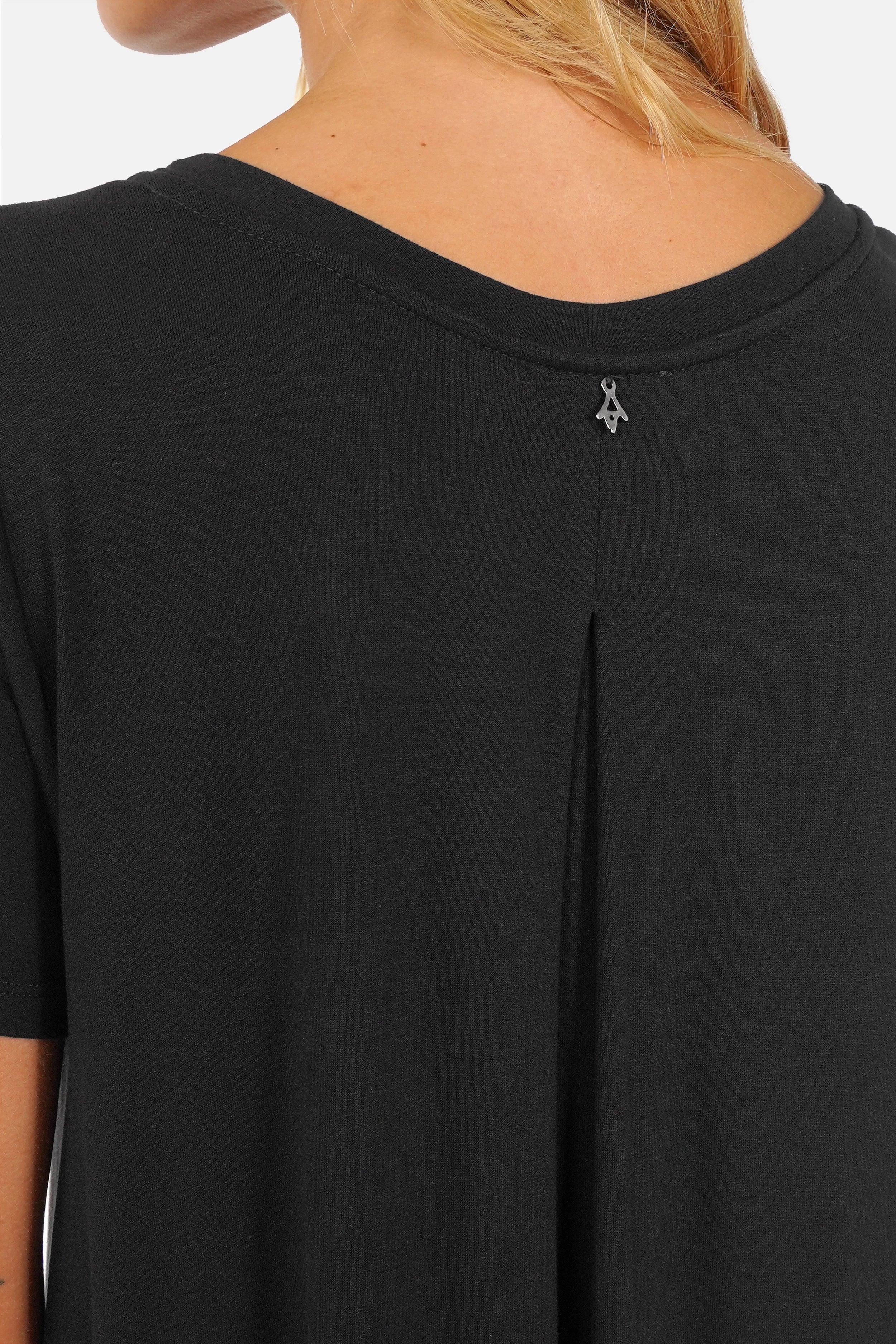 Frauenmodel trägt LYLLDA Kurzarm A-Linie Kleid aus weicher Viskose mit Rundhalsausschnitt und seitlichen Taschen