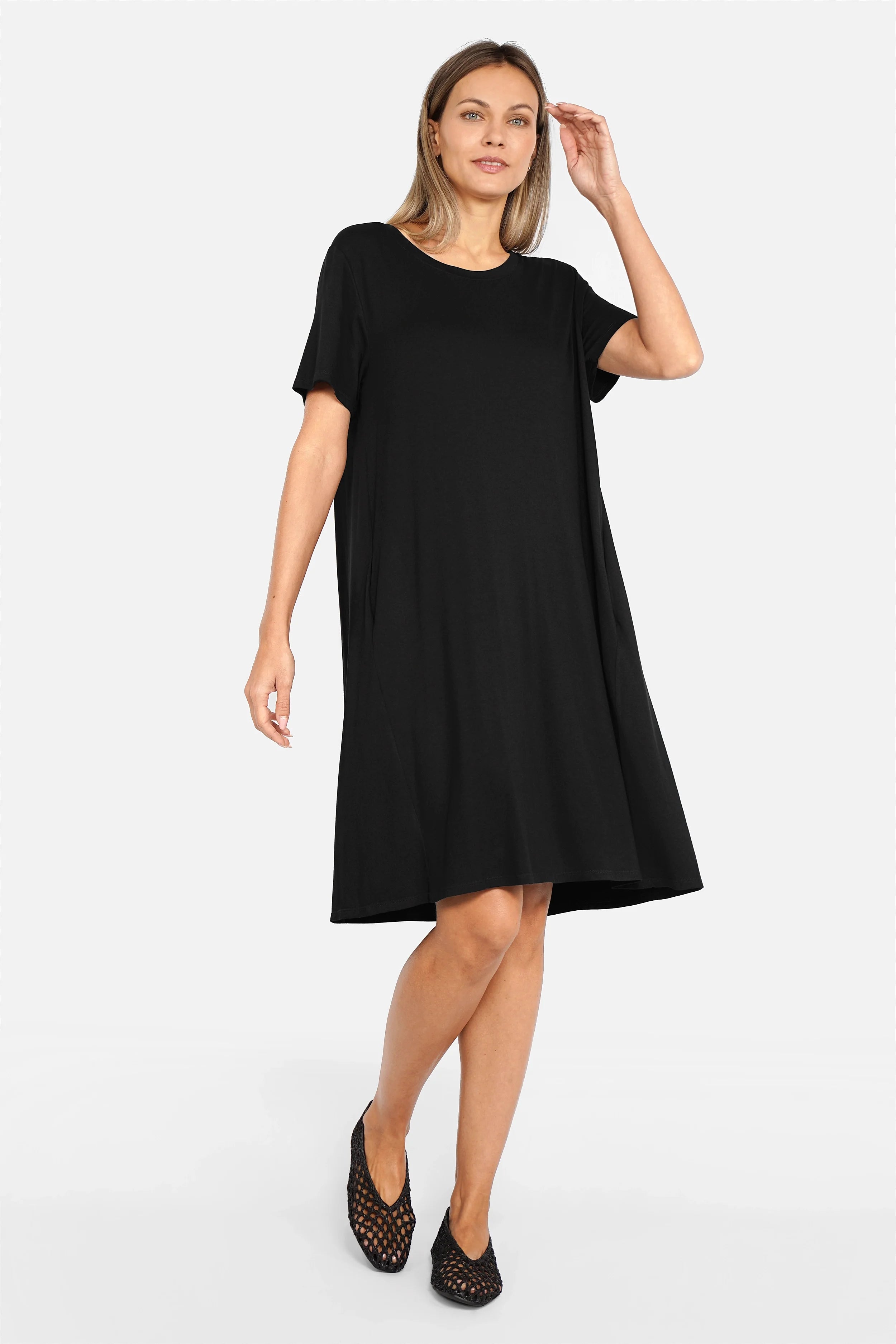 Weich fließendes Kurzarm A-Linie Kleid aus Viskose mit Rundhalsausschnitt und seitlichen Taschen