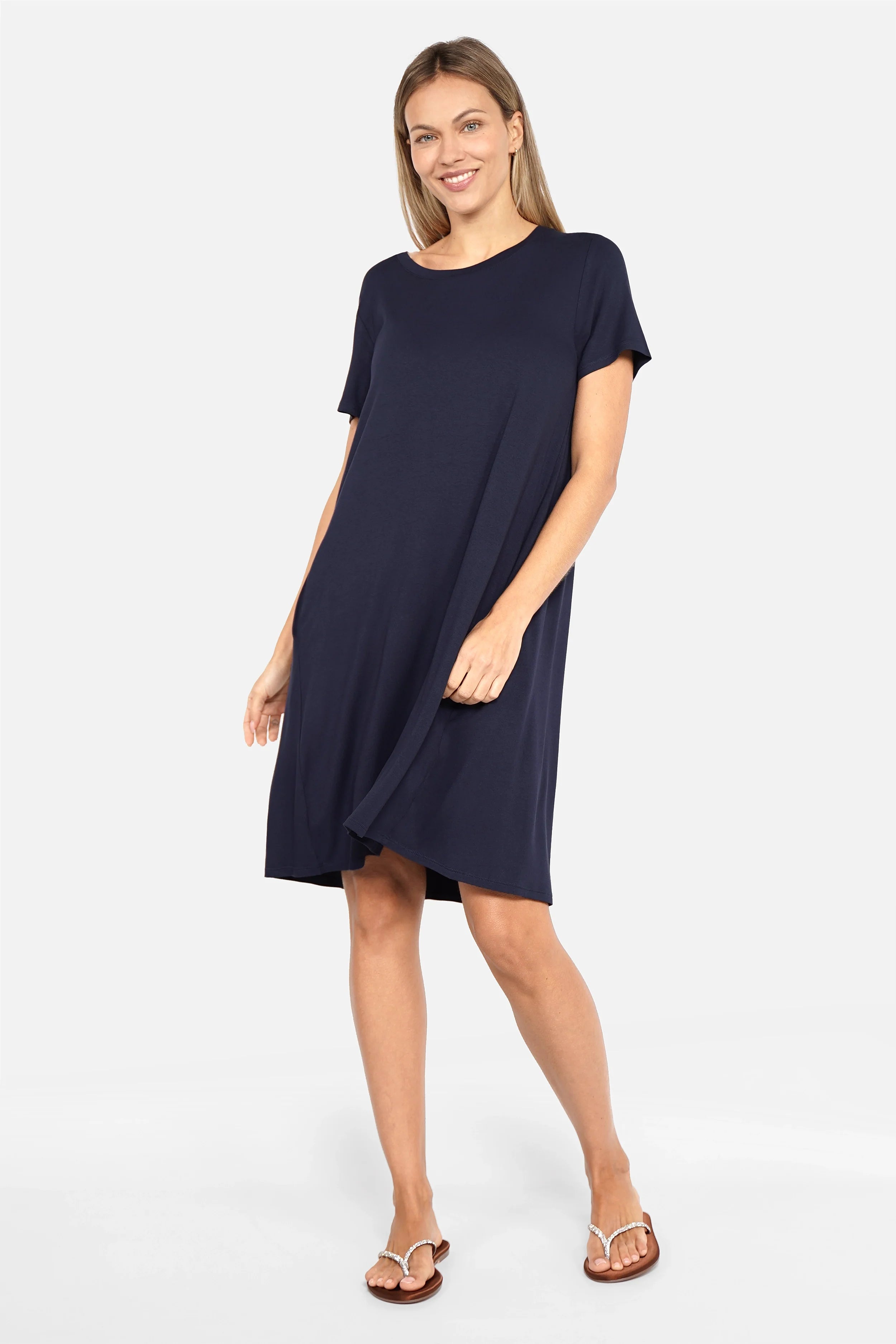 Kurzarm A-Linie Kleid aus weicher Viskose mit Rundhalsausschnitt und seitlichen Taschen