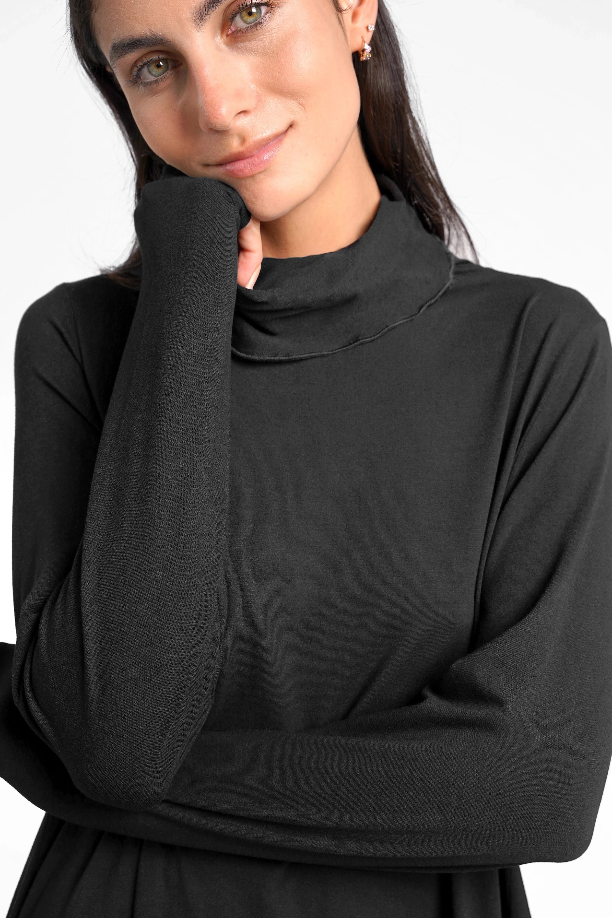 LYLLDA Turtleneck Kleid schwarzes weich fließendes A-Linien Kleid mit elegantem hochgeschlossenem Kragen