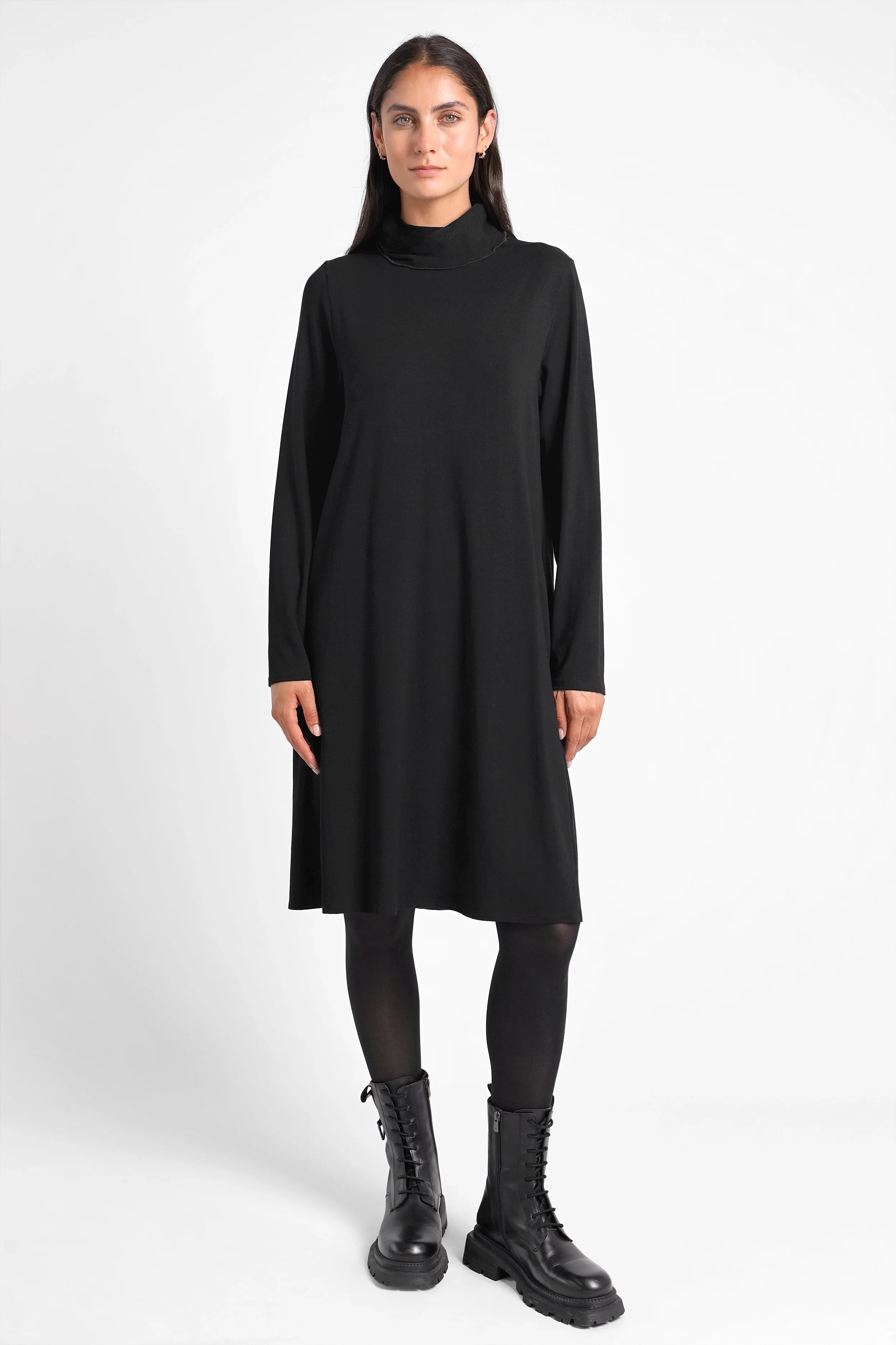 Schwarzes LYLLDA Turtleneck Kleid in A-Linie mit durchgehender Rückenfalte und Seitentaschen