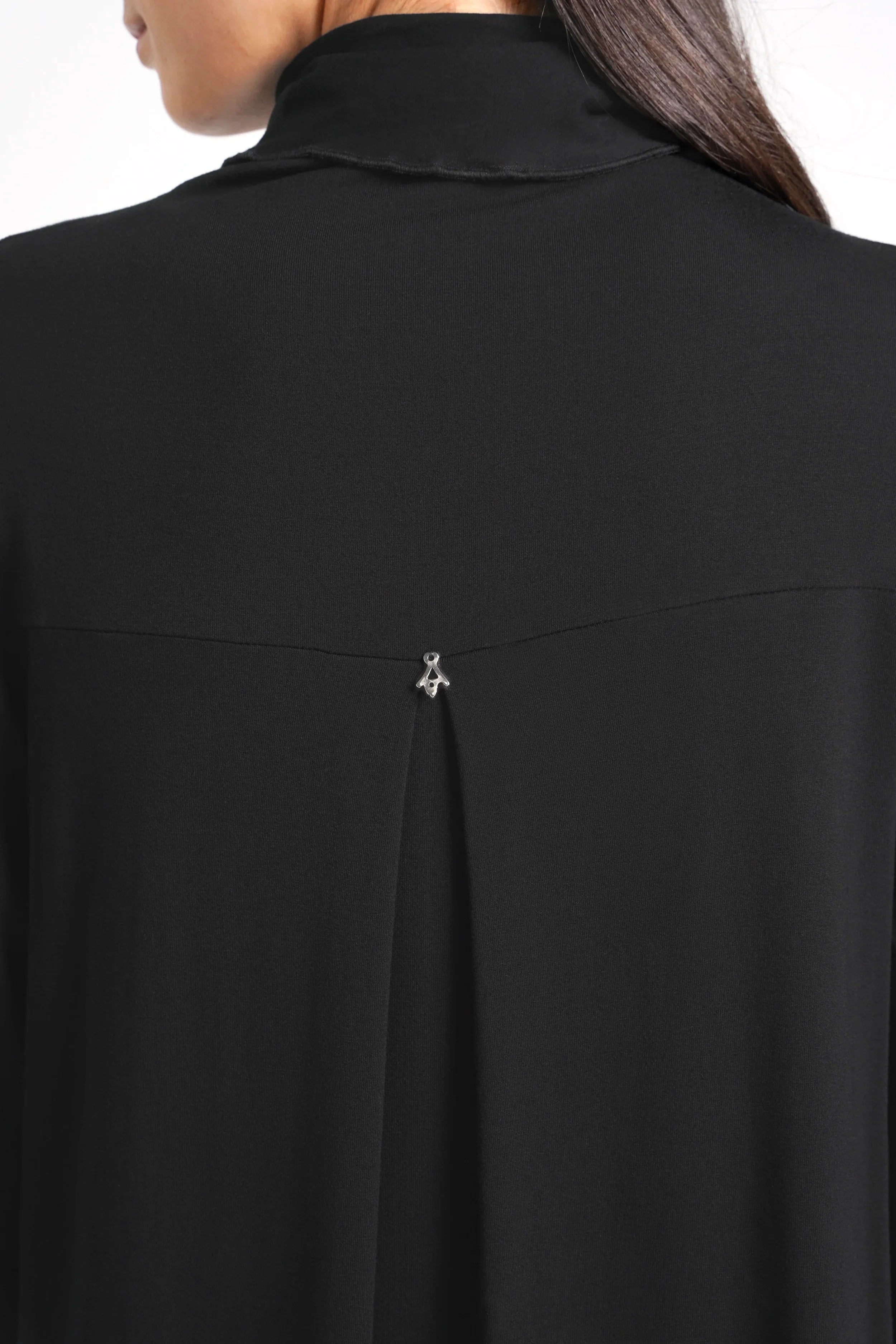 Schwarzes Turtleneck Kleid mit durchgehender Rückenfalte und elegantem Design