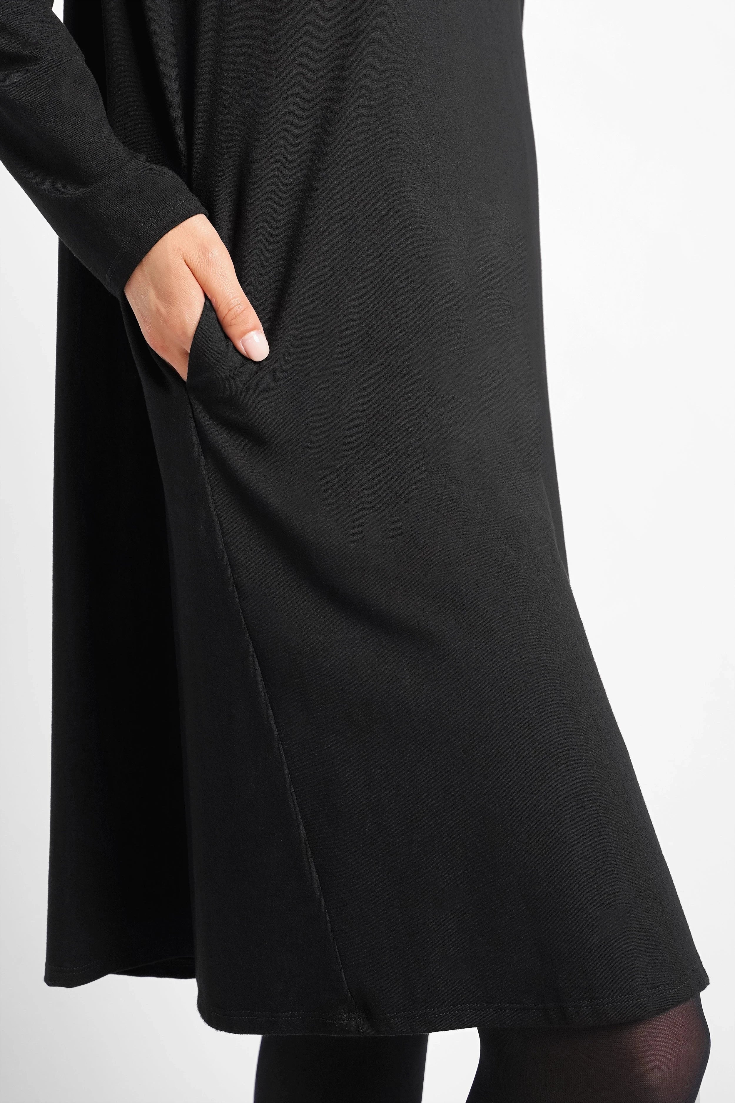 Schwarzes Turtleneck Kleid in A-Linie mit Seitentaschen und weichem Viskosestoff