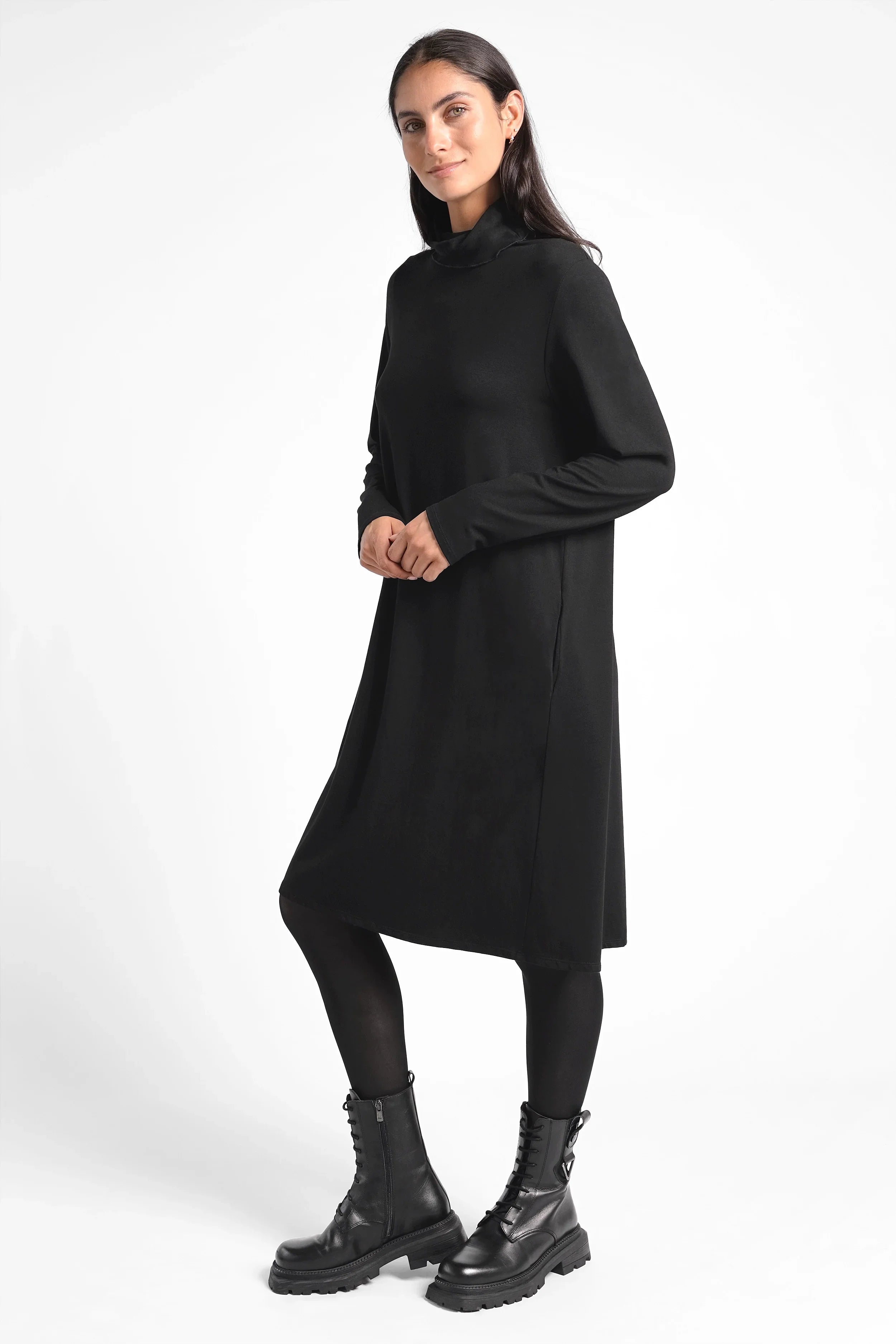 Schwarzes Turtleneck Kleid A-Linie mit Seitentaschen und durchgehender Rückenfalte