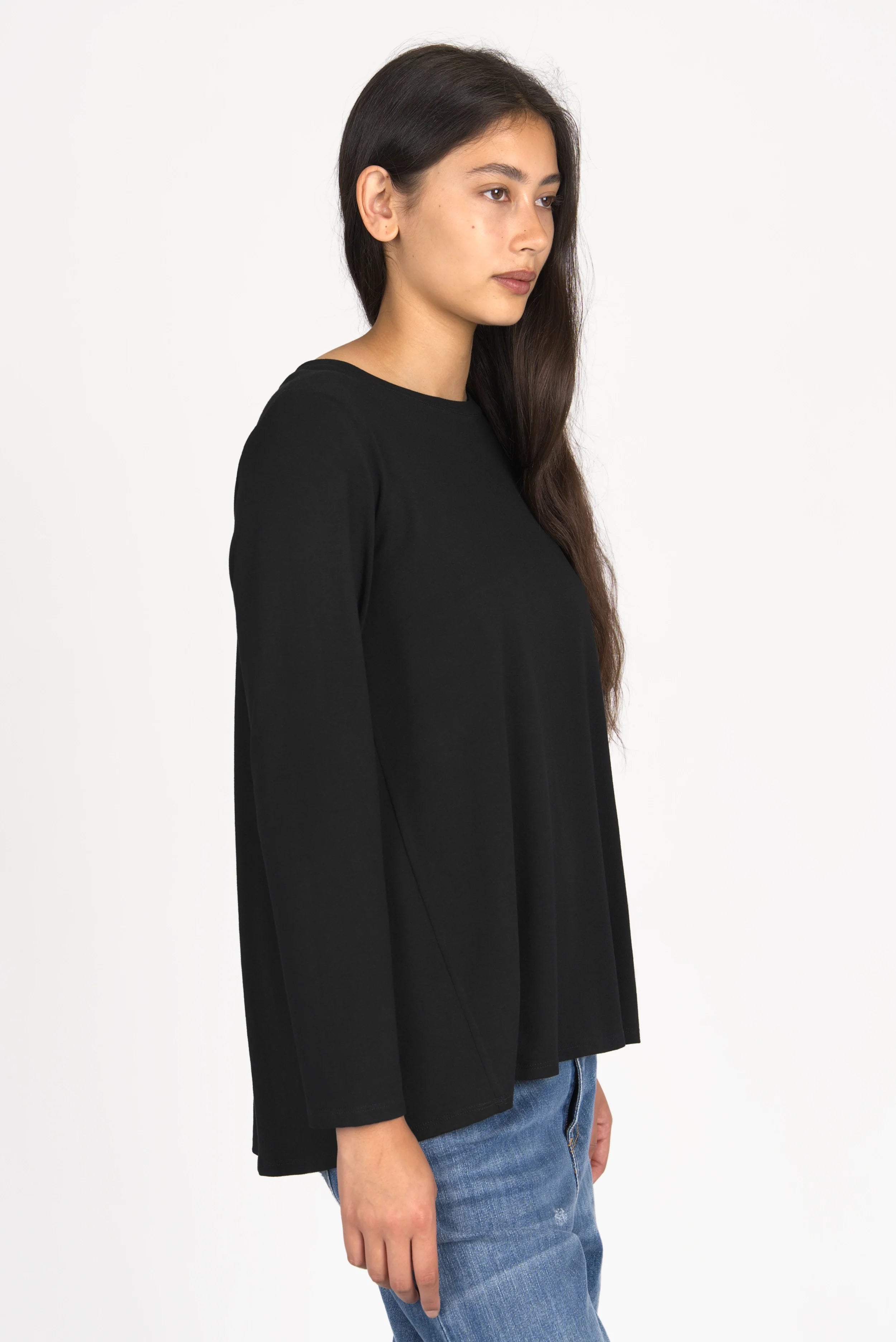 Black LYLLDA Viskose Longsleeve with round neckline, long sleeves, and relaxed A-line fit made from soft, flowing viscose with a back pleat detail.