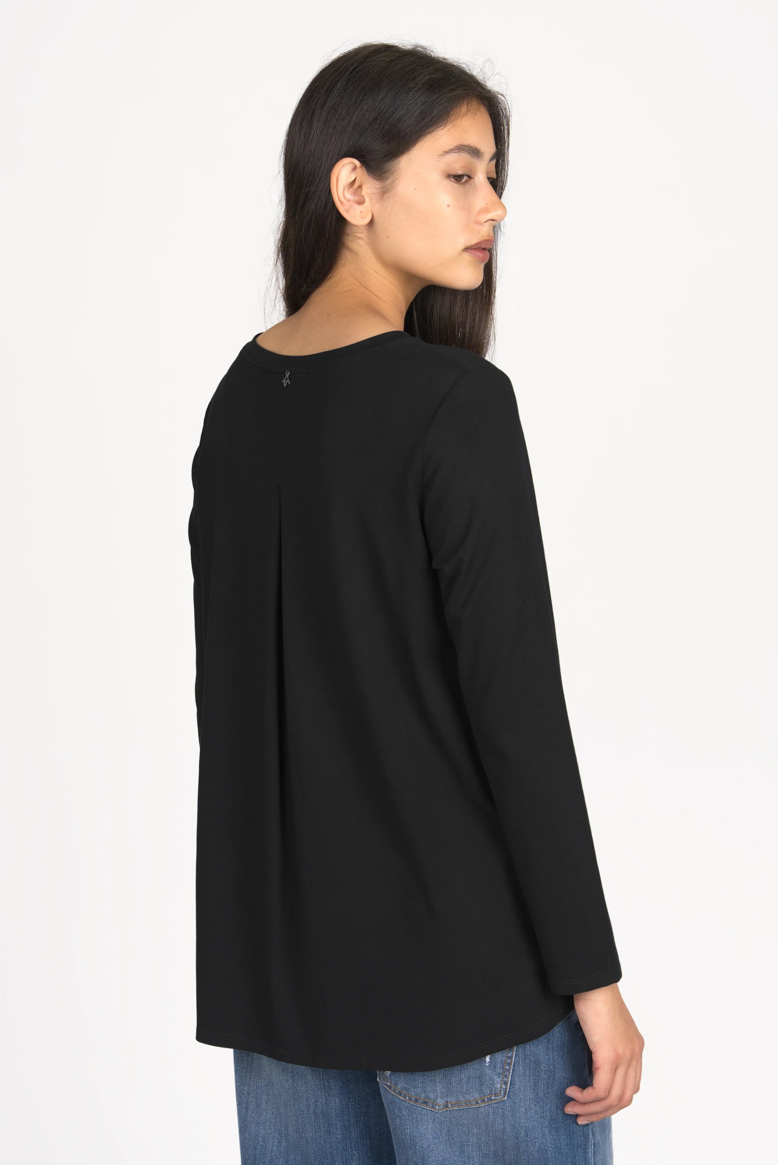 Woman wearing black LYLLDA Viskose Longsleeve with A-line fit and back pleat detail