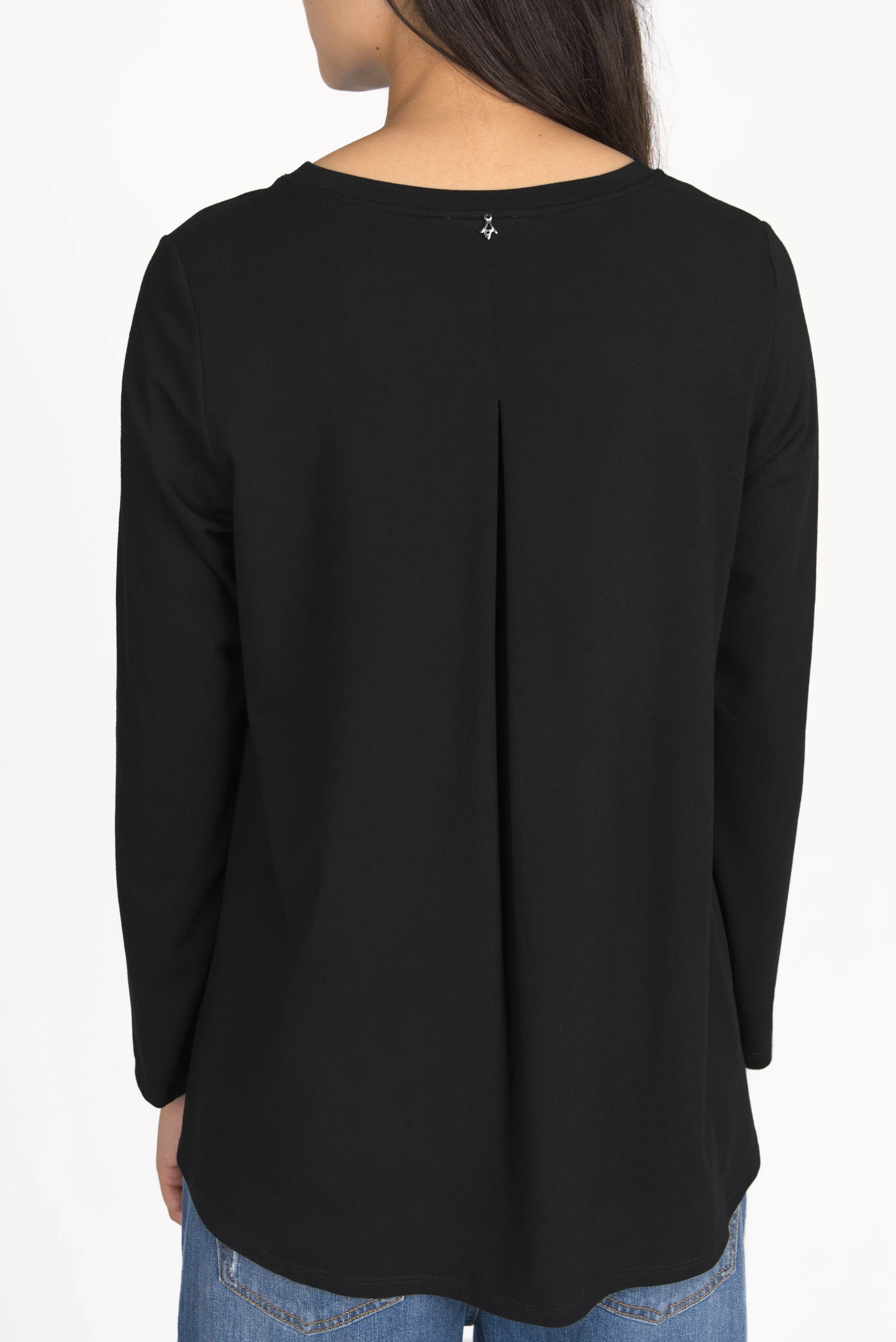 Black LYLLDA Viskose Longsleeve with back pleat and round neckline in relaxed fit