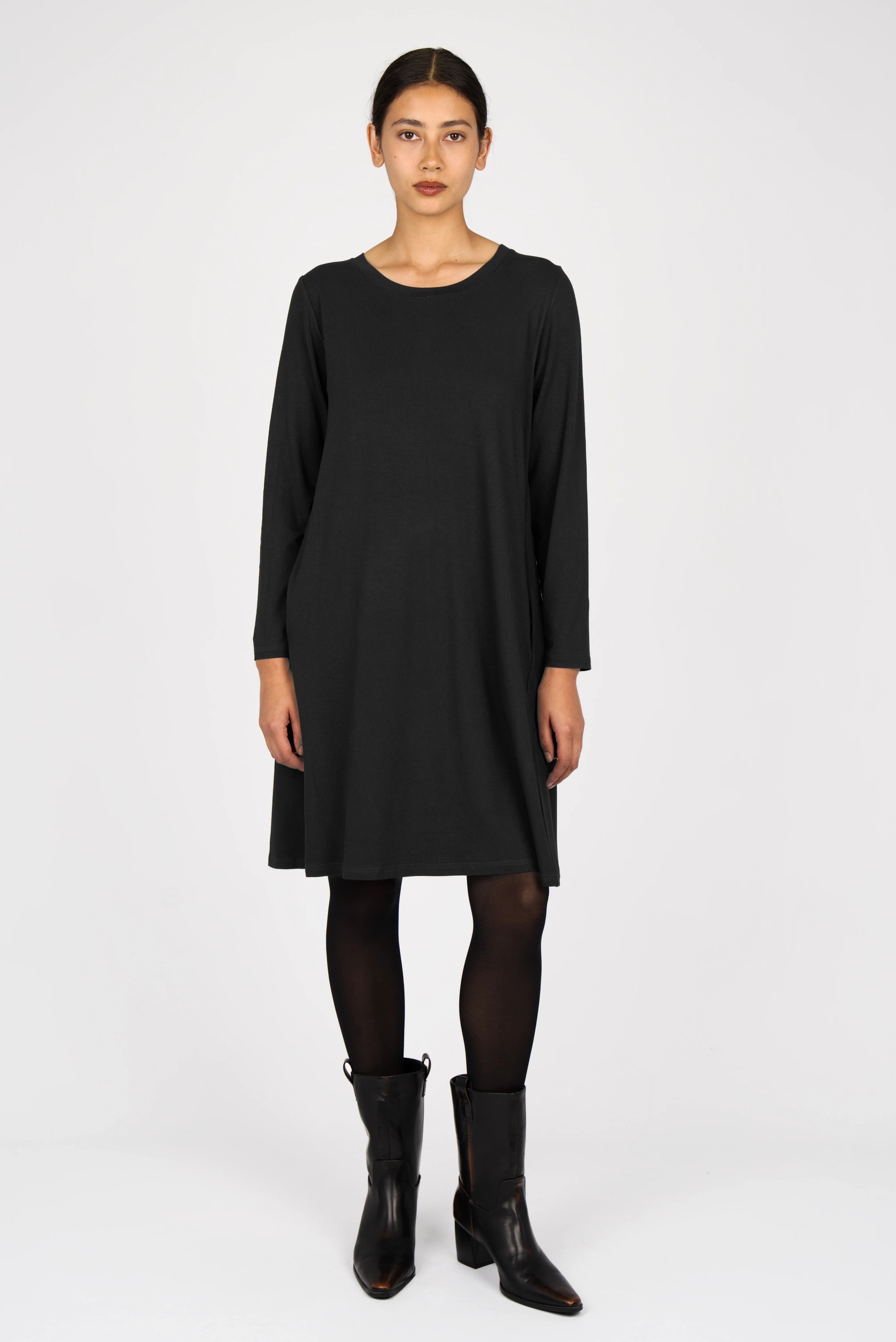 Black A-Linie Kleid with long sleeves, round neckline, and regular fit worn with black tights and boots