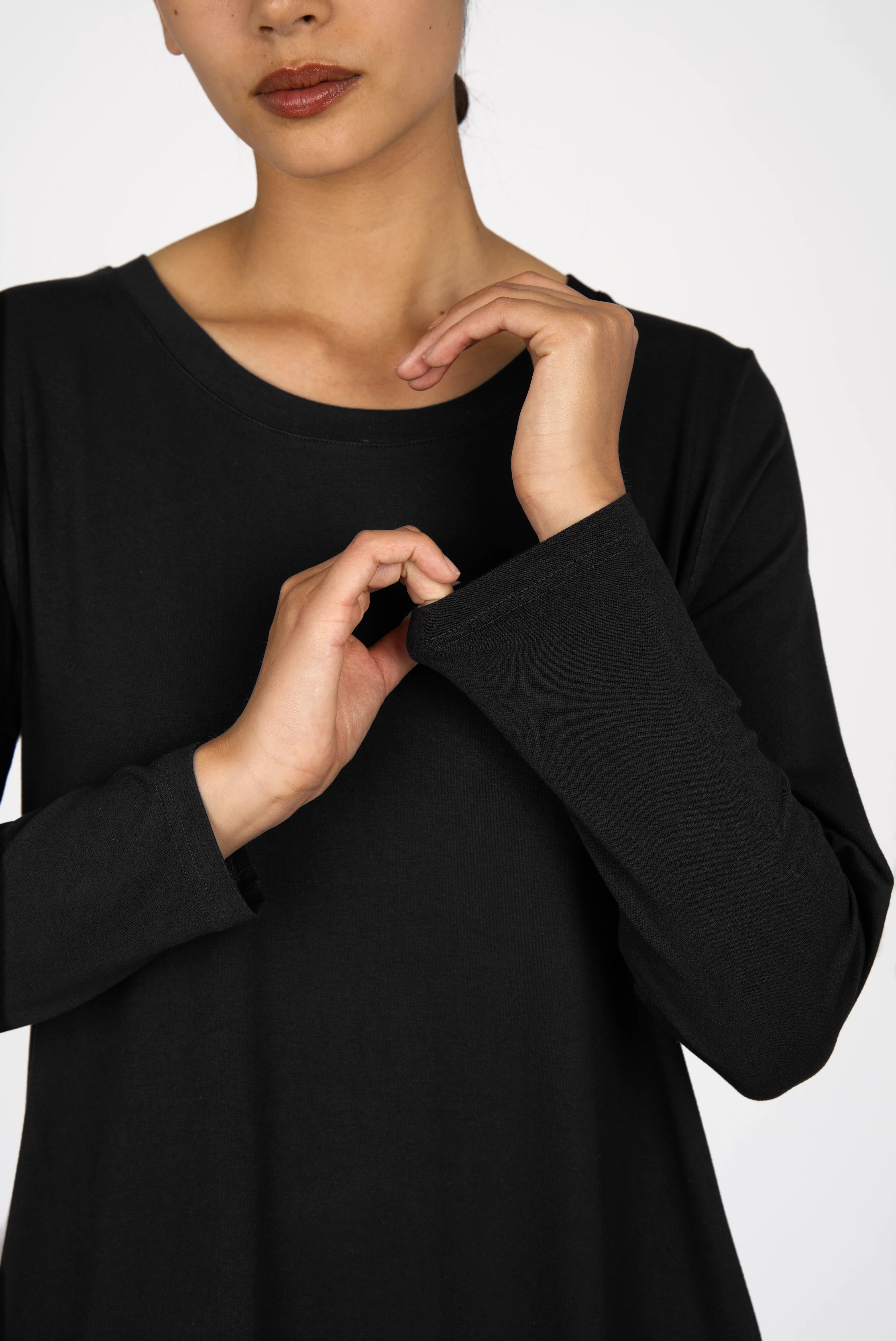 Black A-Linie Kleid with round neckline and long sleeves made of soft flowing viscose fabric