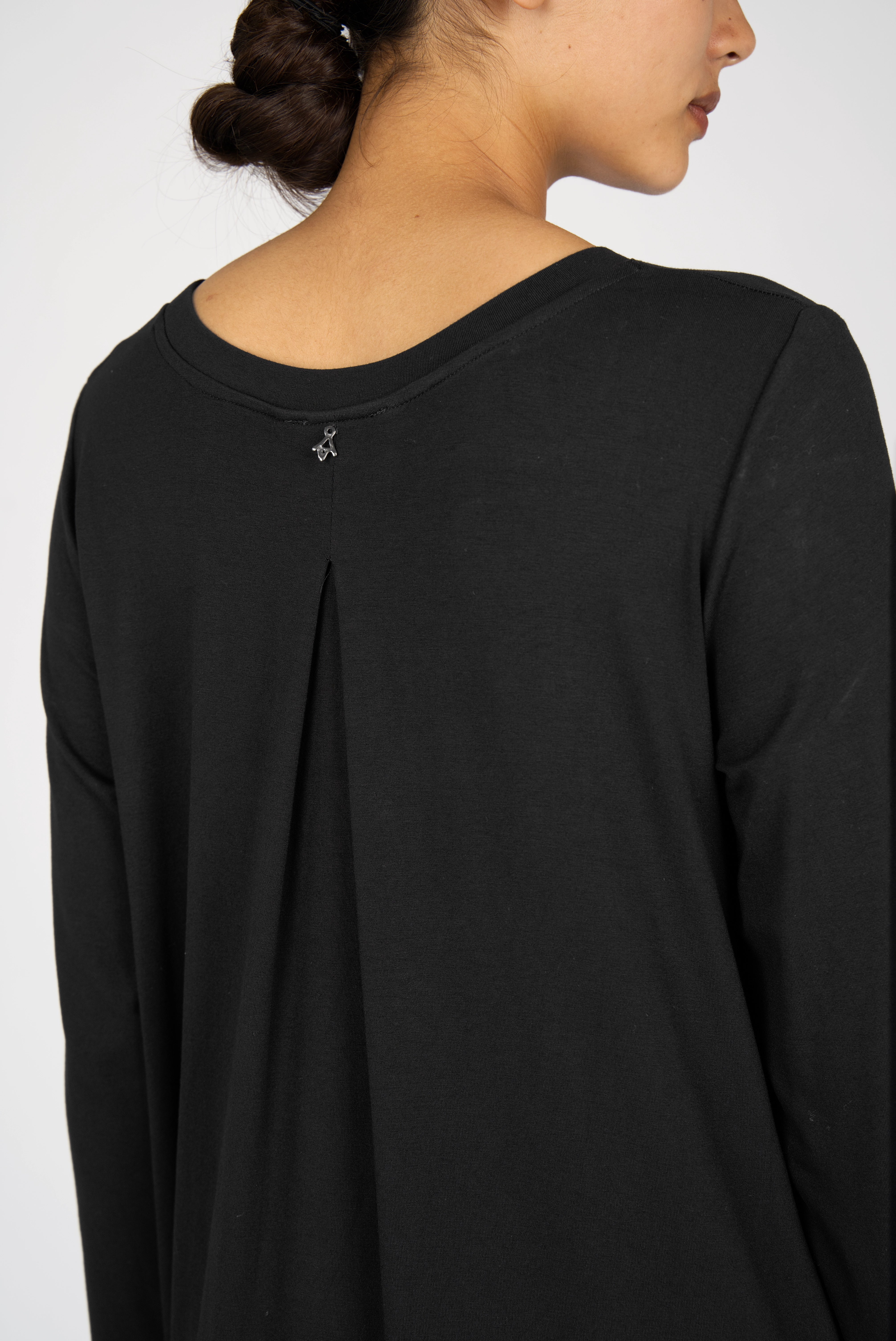 Black A-Linie Kleid with round neckline and pleated back detail in soft flowing viscose fabric