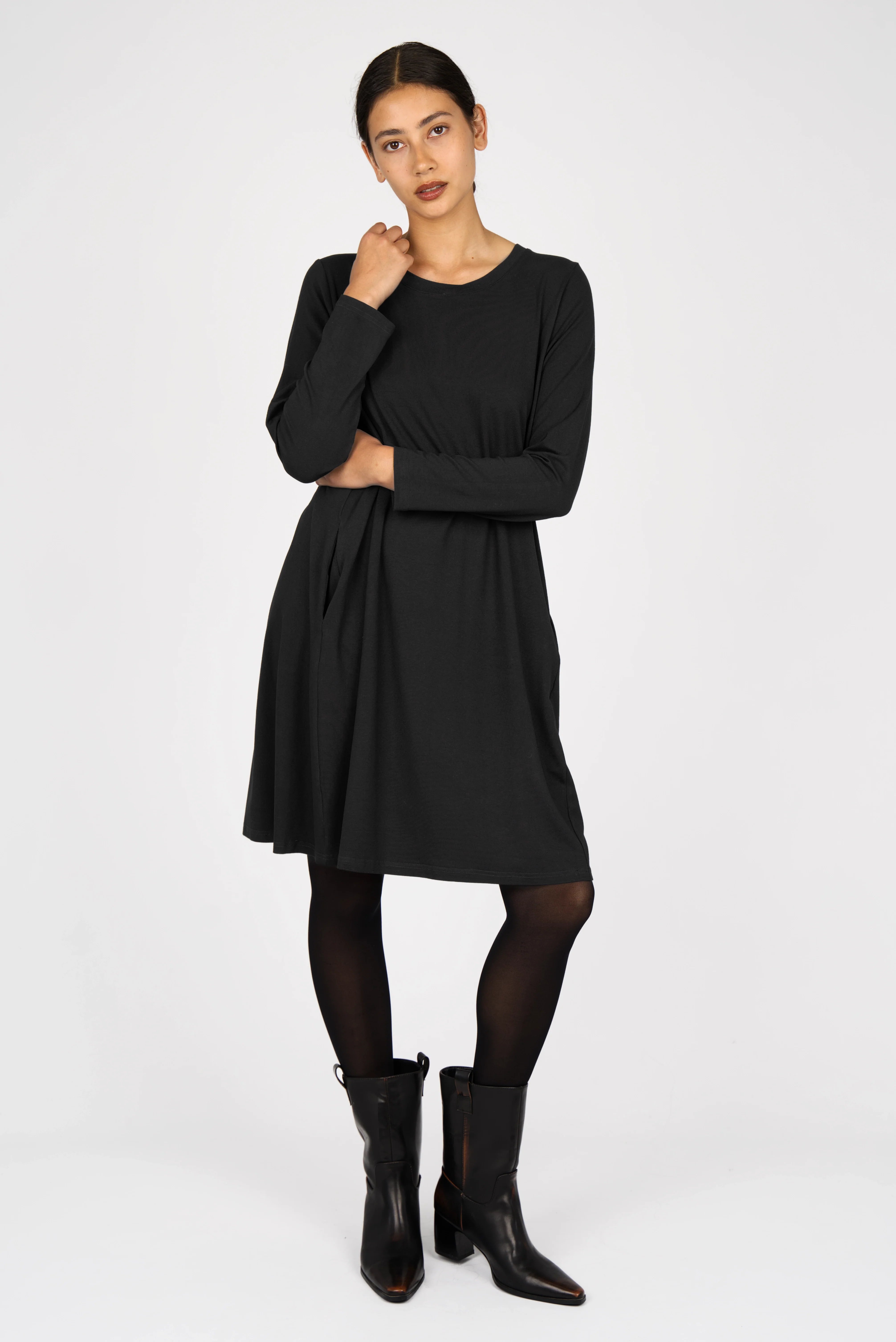 Woman wearing black LYLLDA A-Linie Kleid with long sleeves and round neckline, paired with black tights and boots