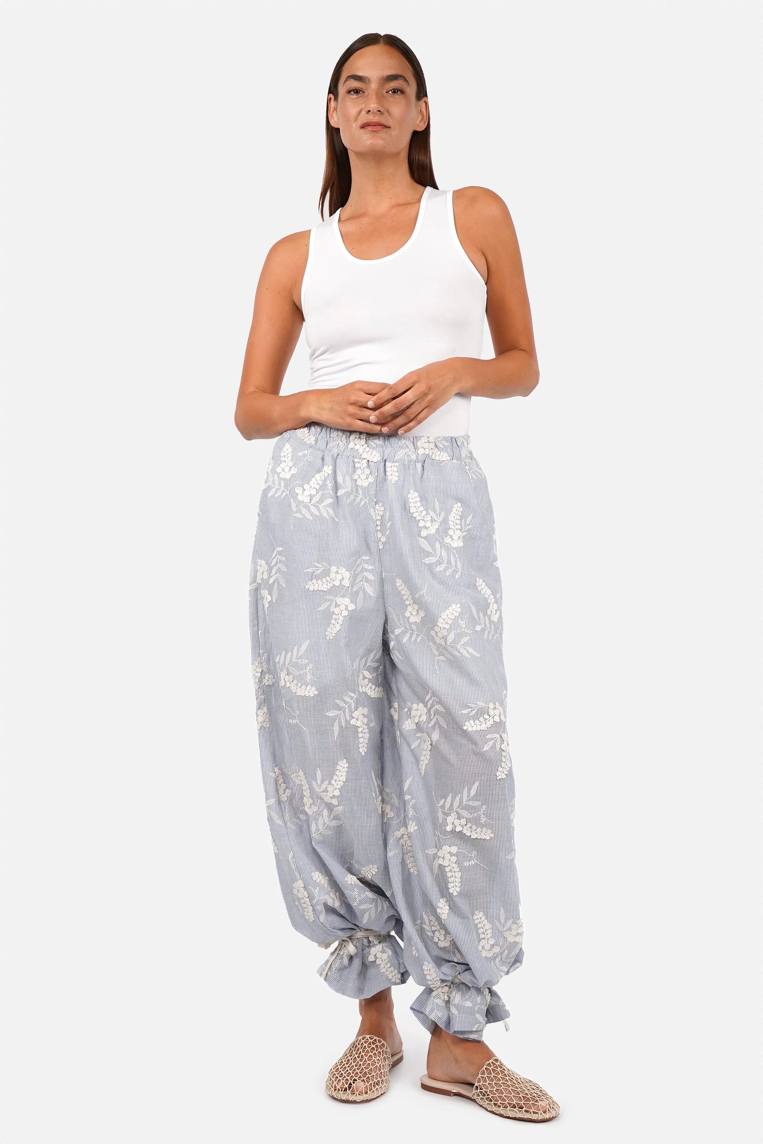 Leichte, weiche LYSKA Wide Leg Hose aus gestreiftem Baumwollstoff mit 3D-Stickerei und elastischem Bund
