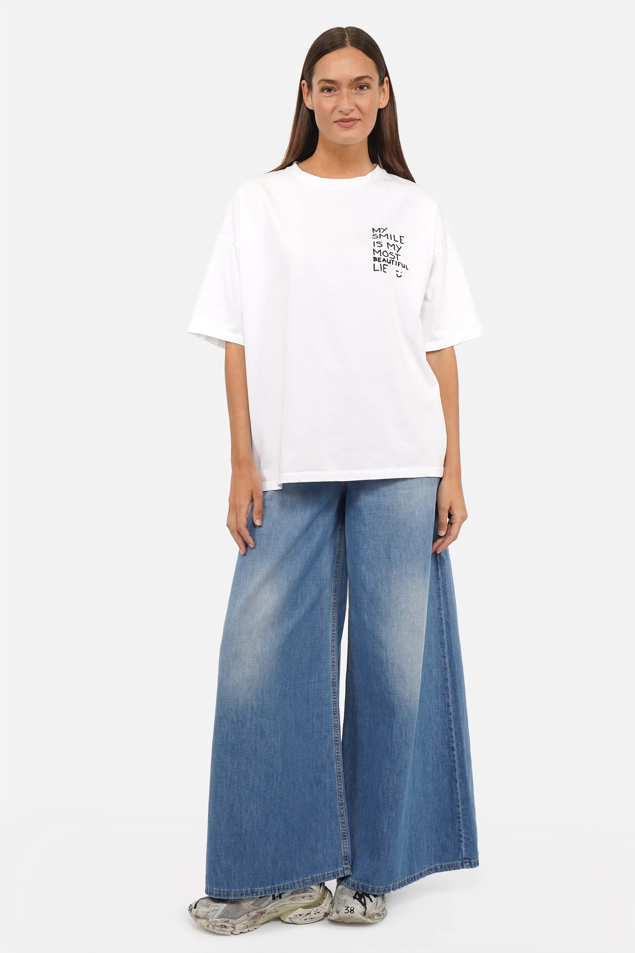 MAELA.K T-Shirt in heavy cotton with round neck and front print, garment-dye unique design, regular fit, boxy shape, short sleeves, and dropped shoulders