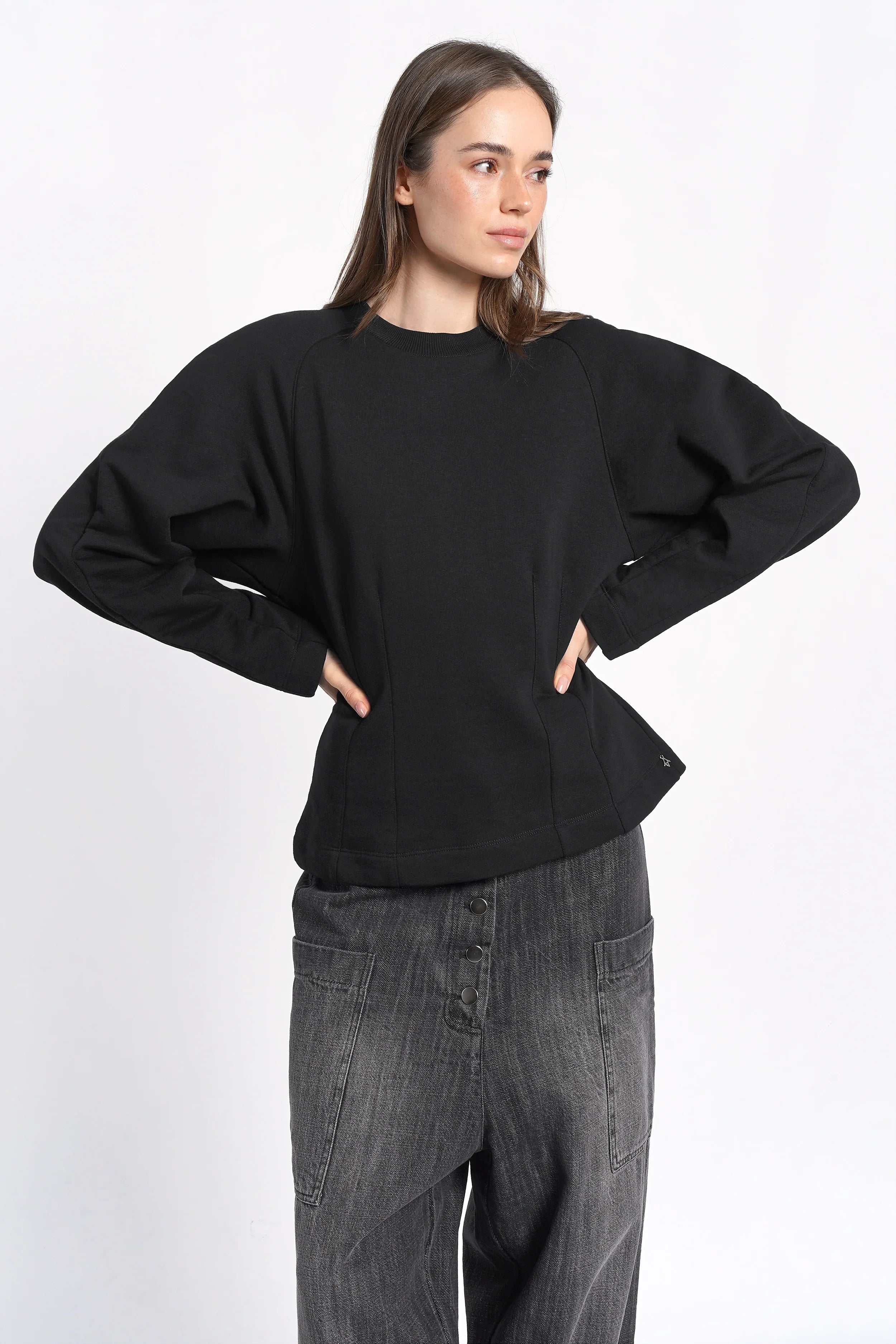 MALVEA Sweater schwarzer Relaxed Fit Sweater mit Teilungsnähten und Baumwollmischung