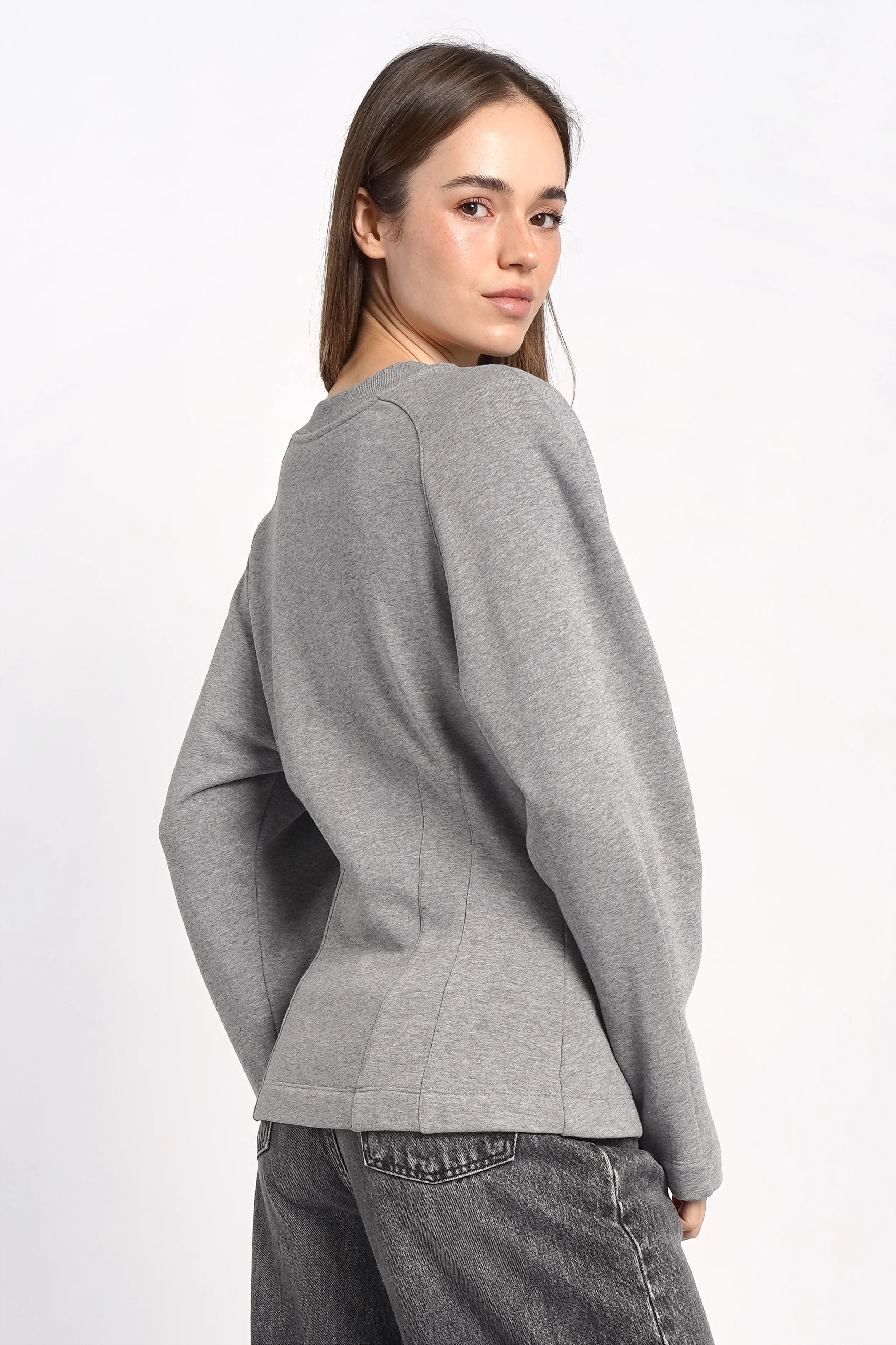 Frau trägt grauen MALVEA Sweater mit Teilungsnähten und relaxed fit, Rückansicht