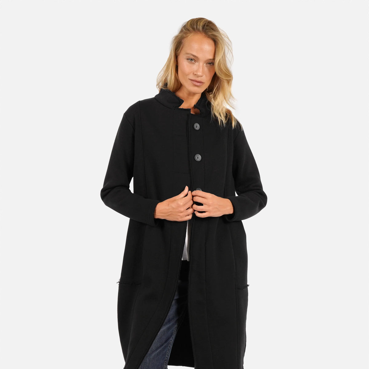 Manteau MANEY en molleton ; détails à bords francs, molleton doux, silhouette ballon subtile, col montant moderne
